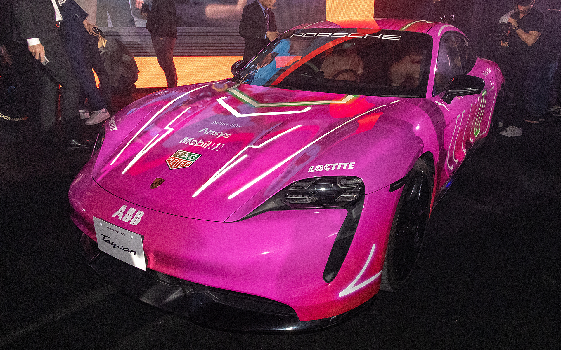 99Xと同じイメージのラッピングが施されたポルシェ タイカン。ヴィッツェンドルフ氏によると、先ごろ開催された東京マラソンでは20台のタイカンが先導車などに使用されたとのこと