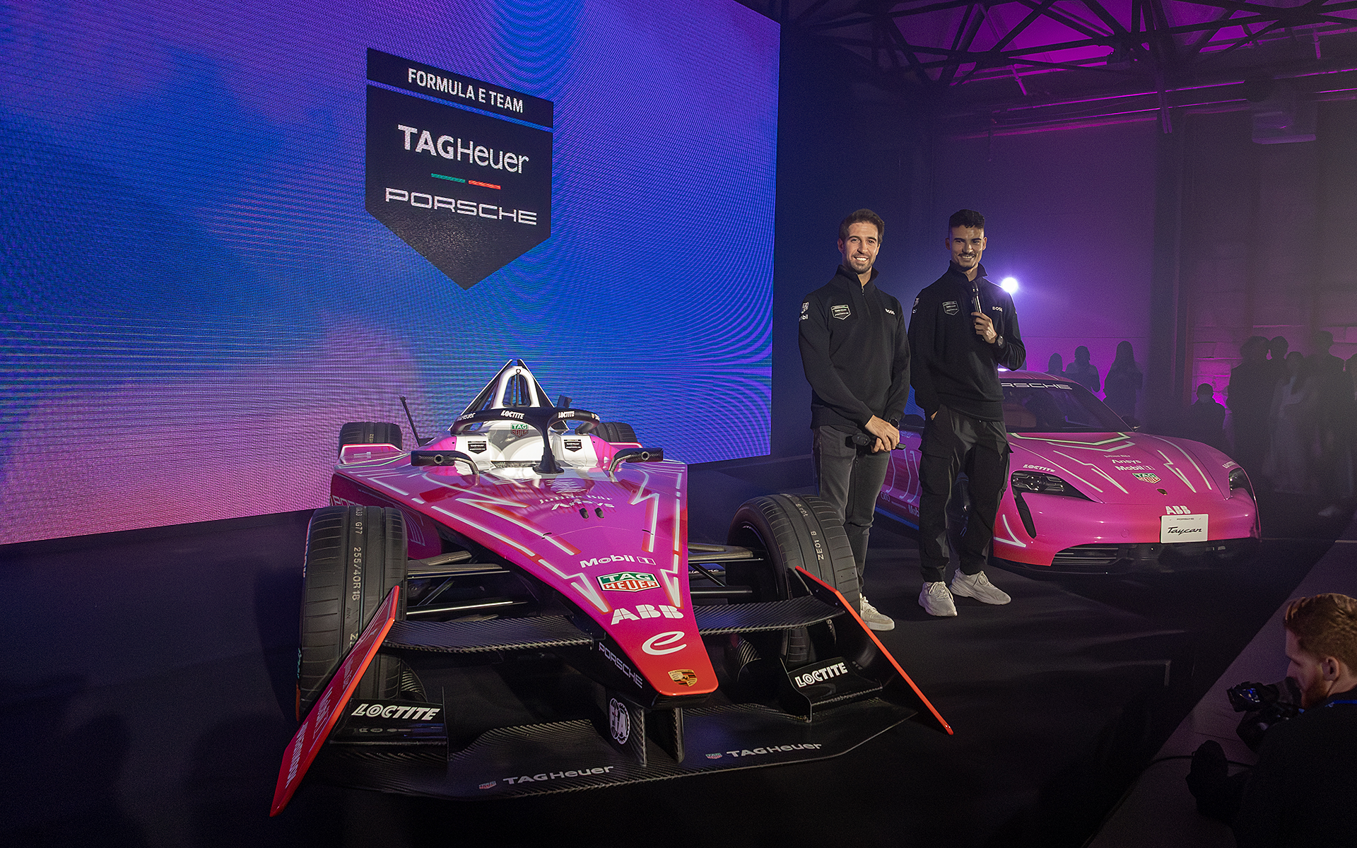 マシンのアンベール後に登壇したパスカル・ウェーレイン選手とアントニオ・フェリックス・ダ・コスタ選手