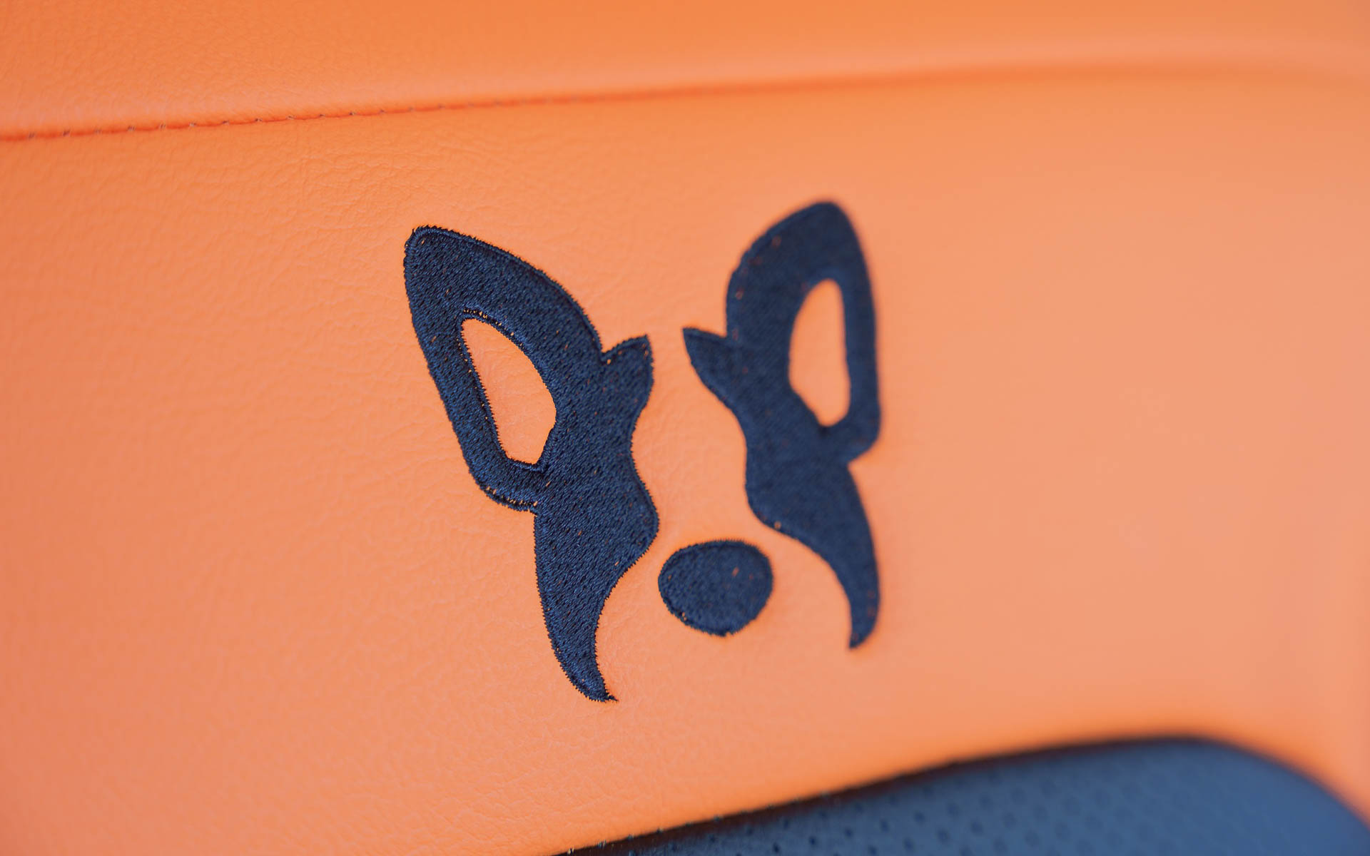 フレンチブルドッグのロゴを刺繍