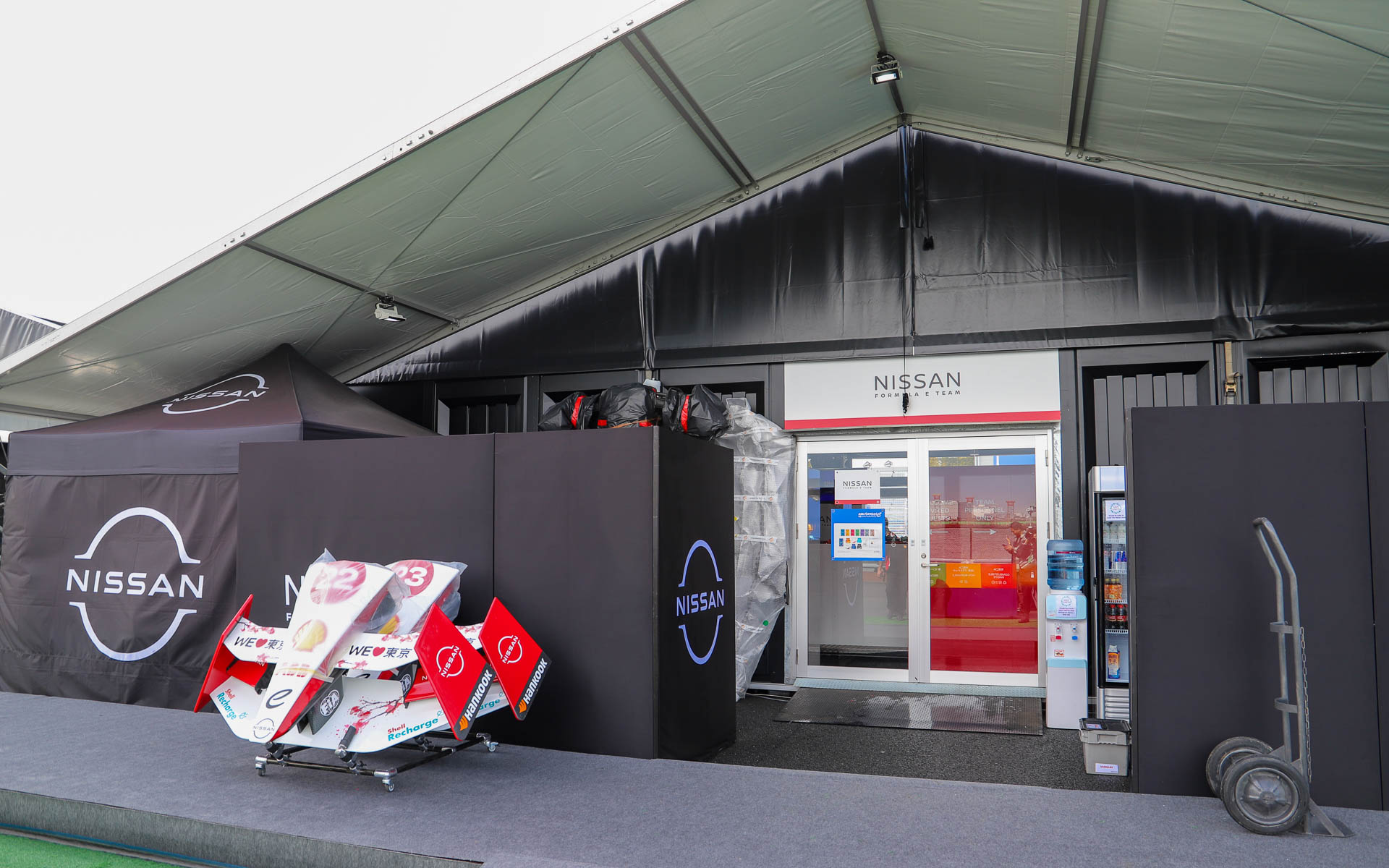 レースに向けて着々と準備が進む日産フォーミュラEチームのガレージ