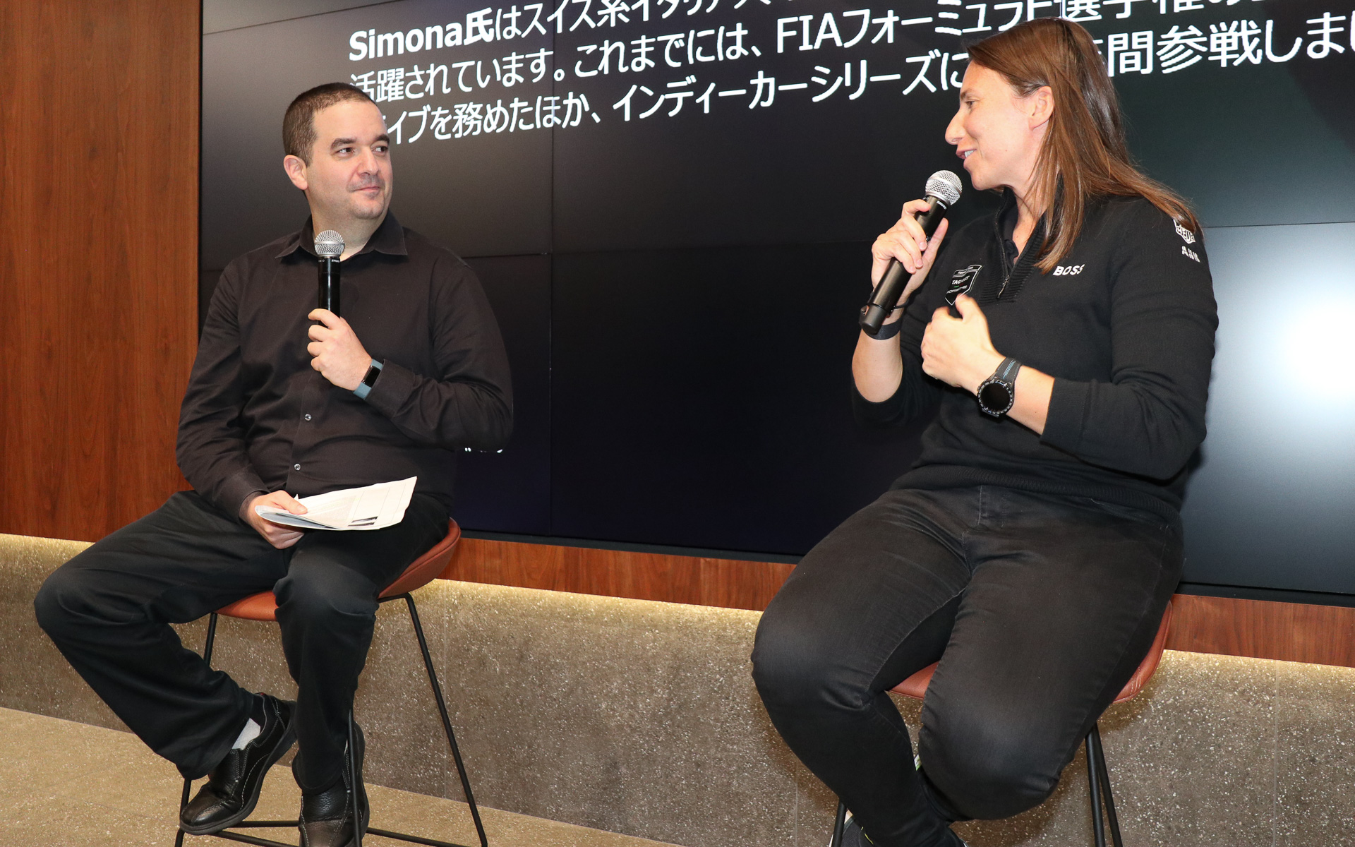ポルシェチームでリザーブドライバーを務めるシモーナ・デ・シルベストゥロ選手とマオル氏のインタビューコーナー