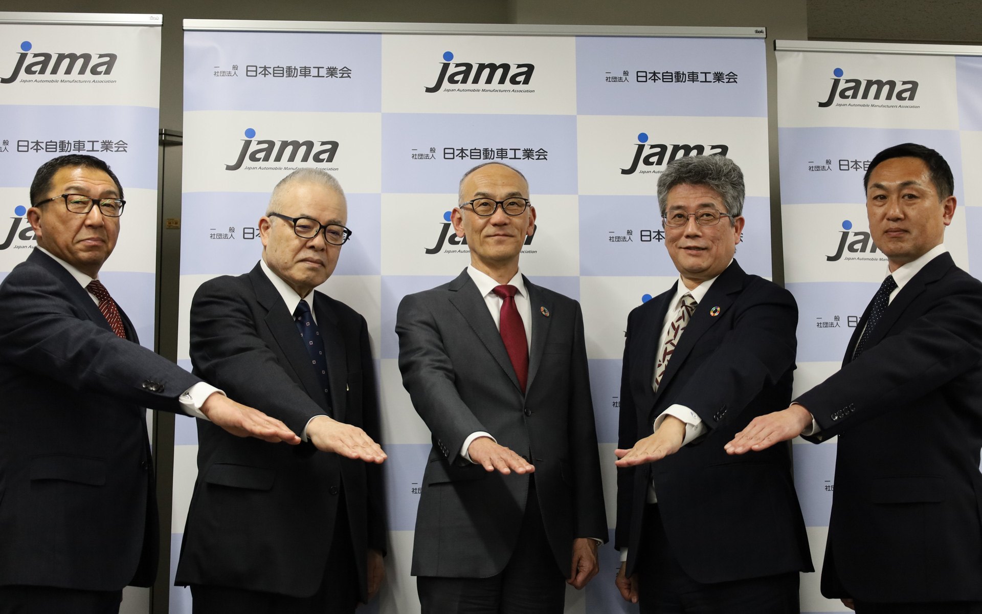 左から、日本二輪車普及安全協会 安全本部本部長 荒井龍介氏、日本二輪車普及安全協会 常務理事 江原伸一氏、日本自動車工業会 副会長兼二輪車委員会 委員長 日高祥博氏、日本自動車工業会 常務理事 江坂行弘氏、警視庁交通部 管理官 川嶋泰雄氏