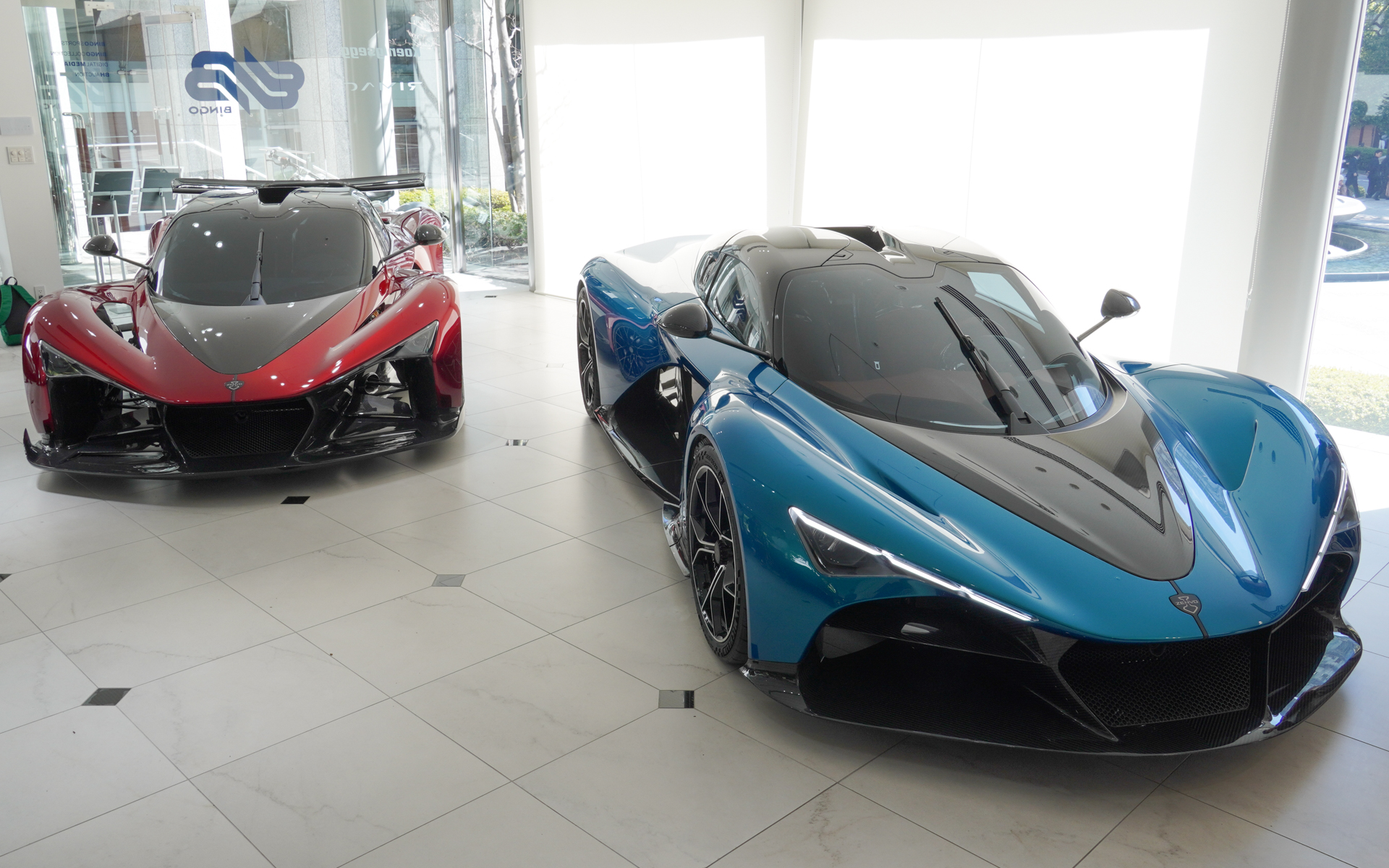 展示されていたZenvo「AURORA（オーロラ）」。2タイプあり左がAgilで右がTur