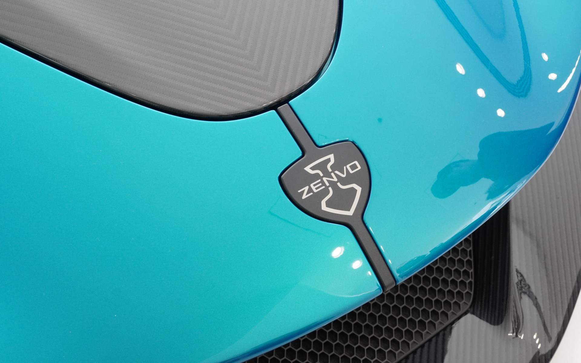フロントのZenvoエンブレム