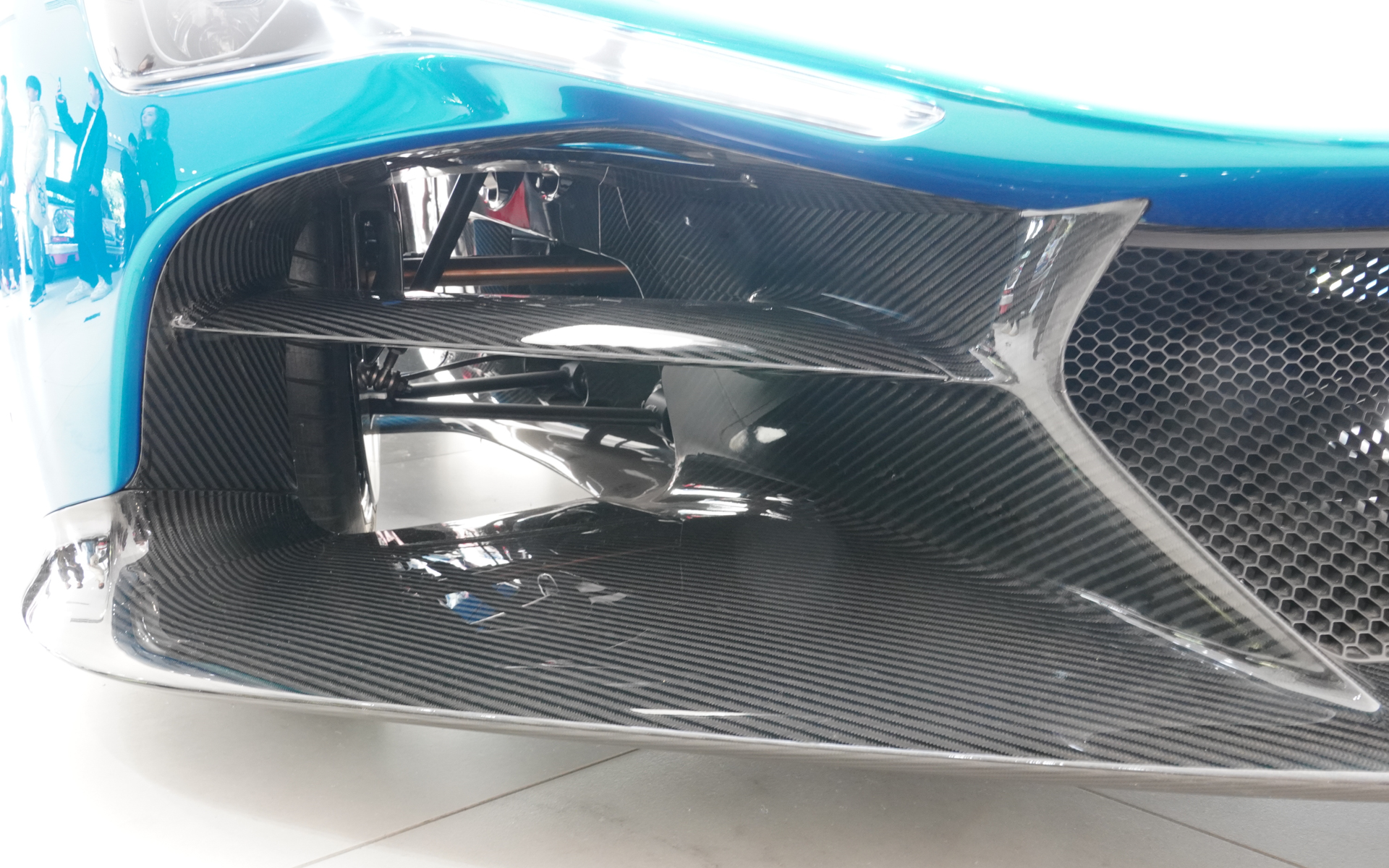 サスペンションアームなどが見え、前輪の駆動シャフトも見える