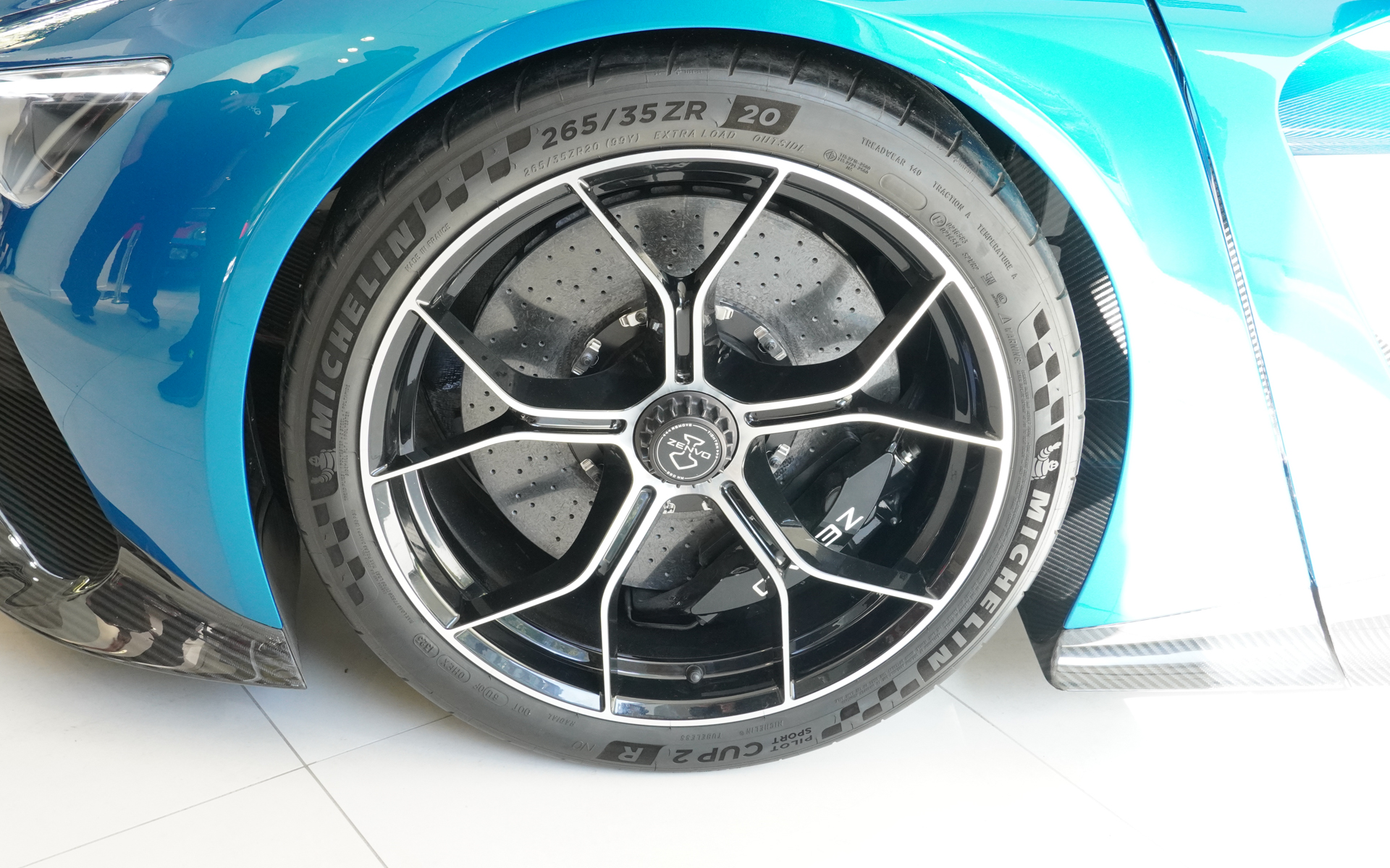 フロントタイヤは265/35R20、Turのタイヤはミシュラン PILOT SPORT CUP 2かPILOT SPORT CUP 2 Rが指定タイヤで、これは「R」が付くほうを装着