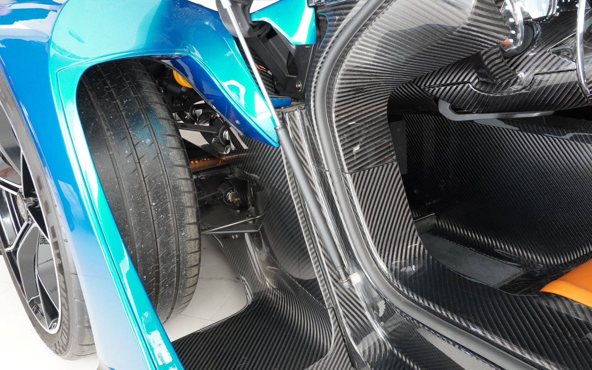 サスペンションアームなどが見え、前輪の駆動シャフトも見える