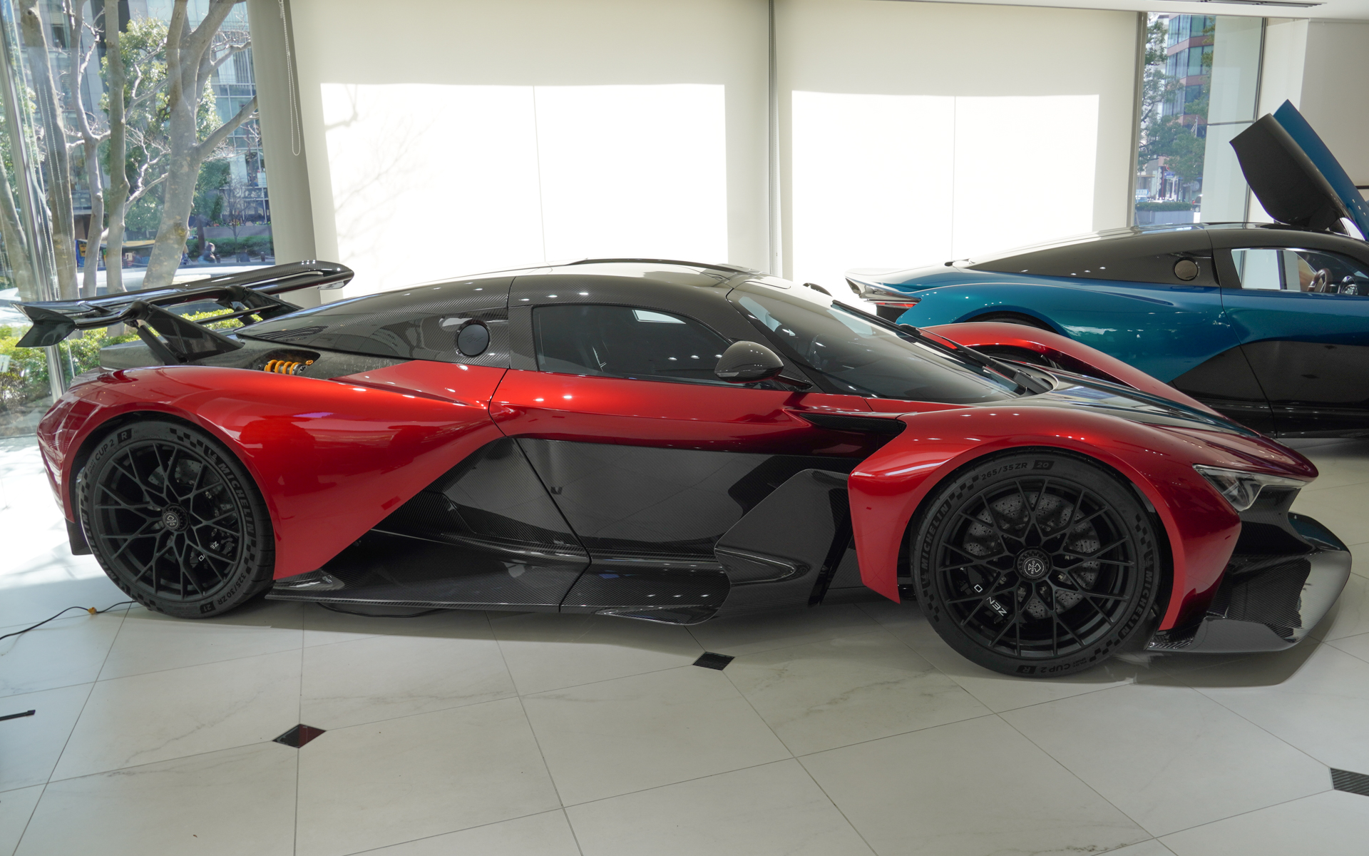 ドアや前後フェンダーなどのデザインもTurとAgilでは異なっている