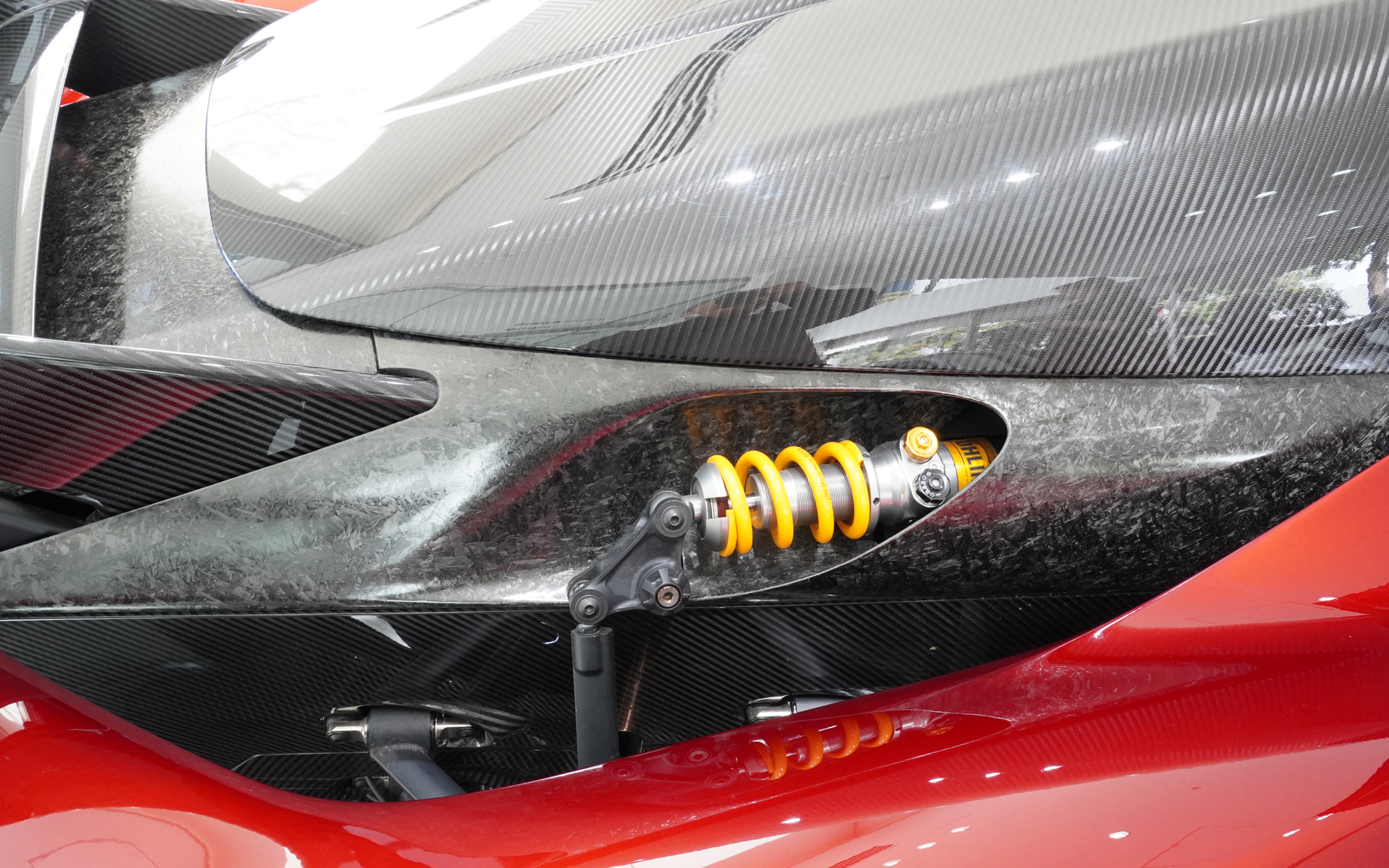 リアサスペンションも見えるところにスプリングとショックアブソーバーがある