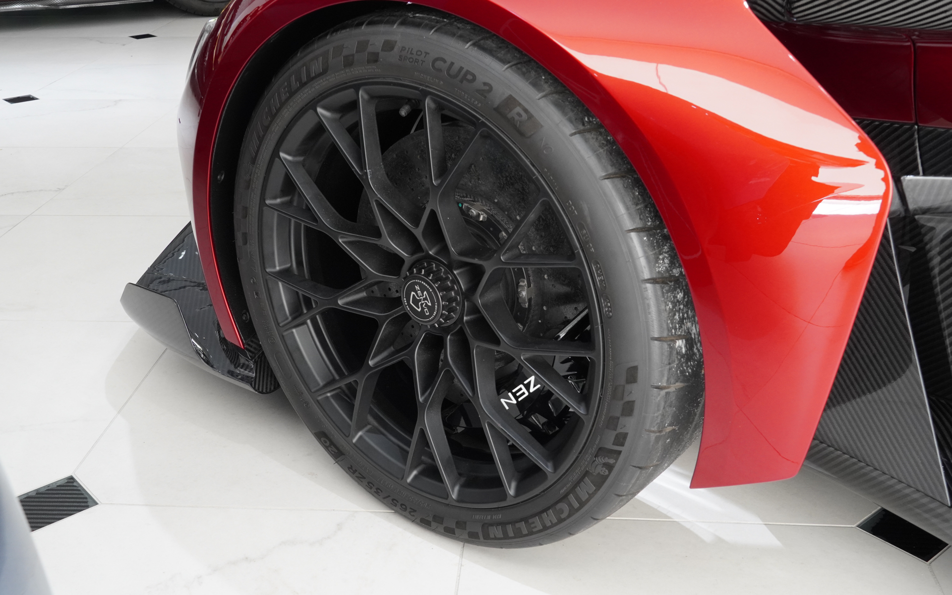 フロントタイヤは265/35R20、タイヤはミシュラン PILOT SPORT CUP 2 Rが純正となる