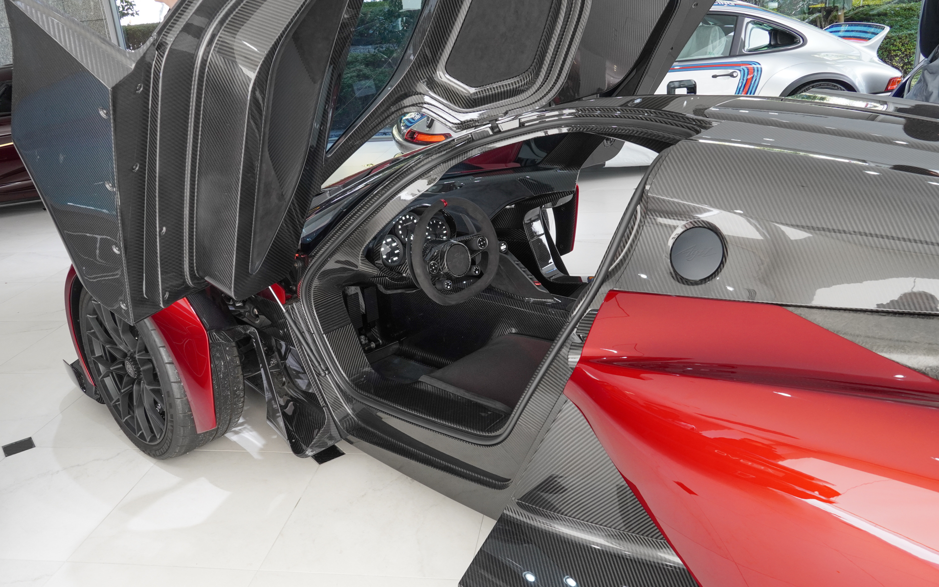 Agilのコクピット。インテリアはカーボンとバックスキンでレーシーな雰囲気を演出