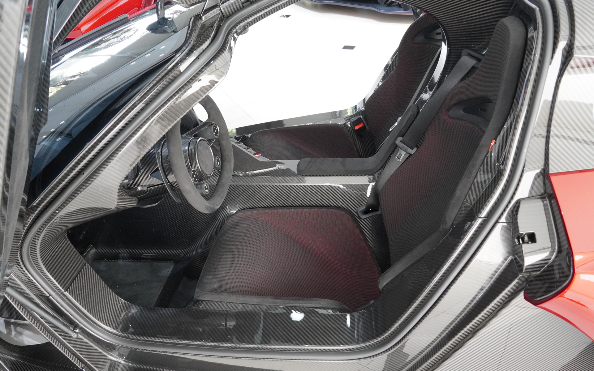 Agilのコクピット。インテリアはカーボンとバックスキンでレーシーな雰囲気を演出