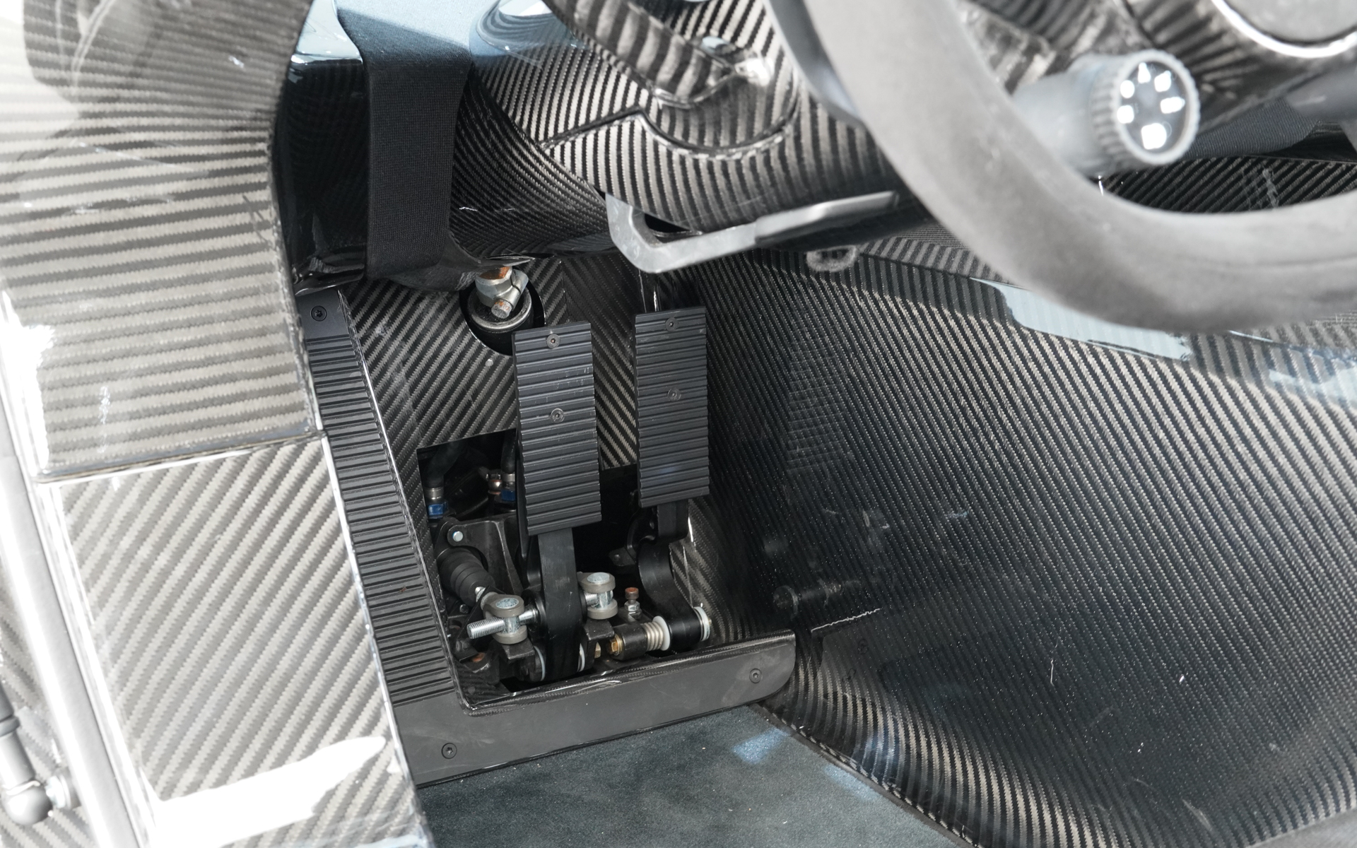 2ペダルで、ペダルはフロア側に支点があるタイプ