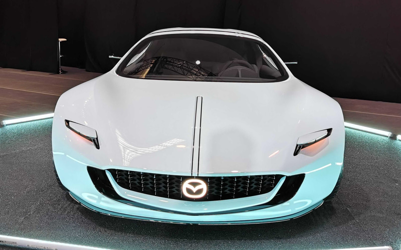 マツダ、2024年度新入社員に白い「アイコニック SP」を公開 - Car Watch