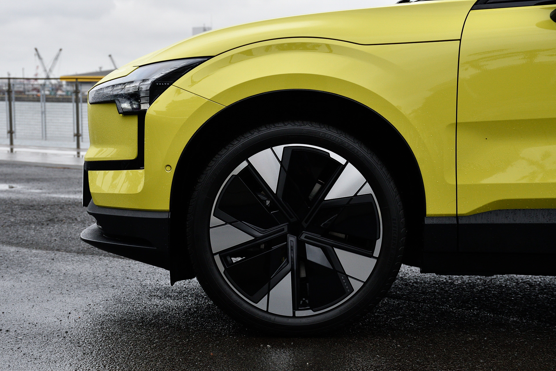 今回試乗したのは2023年11月に発売となった「EX30」（559万円）。ボディサイズは4235×1835×1550mm（全長×全幅×全高）と、日本の狭い道路事情や一般的な立体駐車場にも対応させたコンパクトSUVとなる。高効率なNMCバッテリを搭載し、バッテリ容量は69kWh。1充電あたりの航続距離は最大560km（国交省申請値）。最高出力200kW（272PS）/6500-8000rpm、最大トルク343Nm/5345rpmを発生する