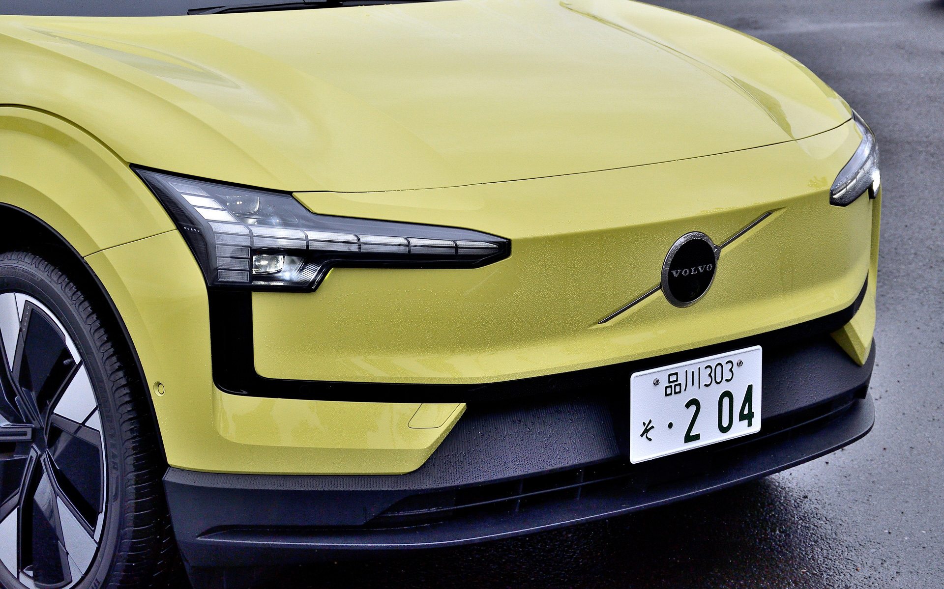 今回試乗したのは2023年11月に発売となった「EX30」（559万円）。ボディサイズは4235×1835×1550mm（全長×全幅×全高）と、日本の狭い道路事情や一般的な立体駐車場にも対応させたコンパクトSUVとなる。高効率なNMCバッテリを搭載し、バッテリ容量は69kWh。1充電あたりの航続距離は最大560km（国交省申請値）。最高出力200kW（272PS）/6500-8000rpm、最大トルク343Nm/5345rpmを発生する