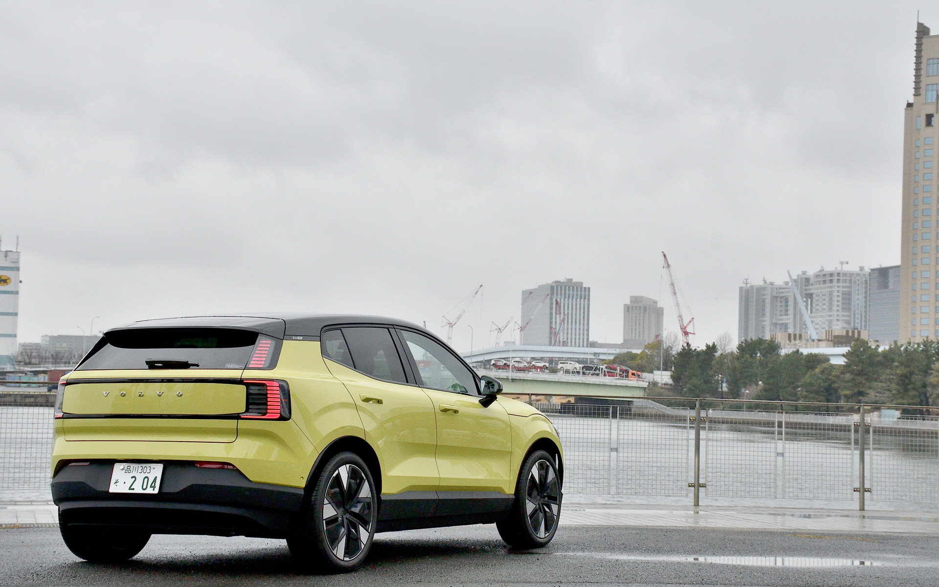 今回試乗したのは2023年11月に発売となった「EX30」（559万円）。ボディサイズは4235×1835×1550mm（全長×全幅×全高）と、日本の狭い道路事情や一般的な立体駐車場にも対応させたコンパクトSUVとなる。高効率なNMCバッテリを搭載し、バッテリ容量は69kWh。1充電あたりの航続距離は最大560km（国交省申請値）。最高出力200kW（272PS）/6500-8000rpm、最大トルク343Nm/5345rpmを発生する