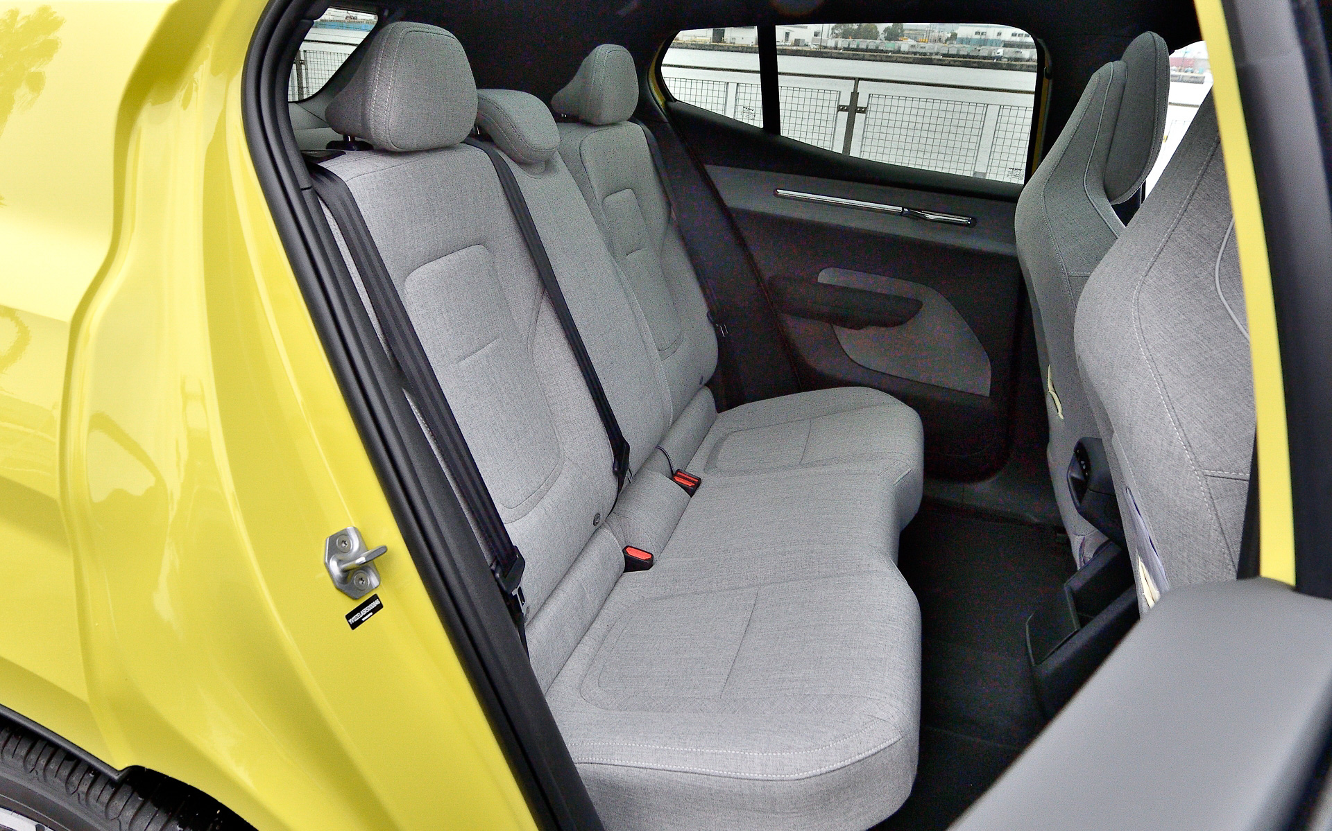 集約化を徹底したというインテリアでは配線や素材の量を減らし、スピーカーをフロントガラスのすぐ下に配することなどでドアの収納スペースを大幅に増やすことを可能にした。ダッシュボードの中央に配置された12.3インチのセンタースクリーンは、上部に速度や充電量などの運転に関する情報を表示し、ナビゲーションやメディアなどの機能は下部に配置することで使いやすさを追求したという