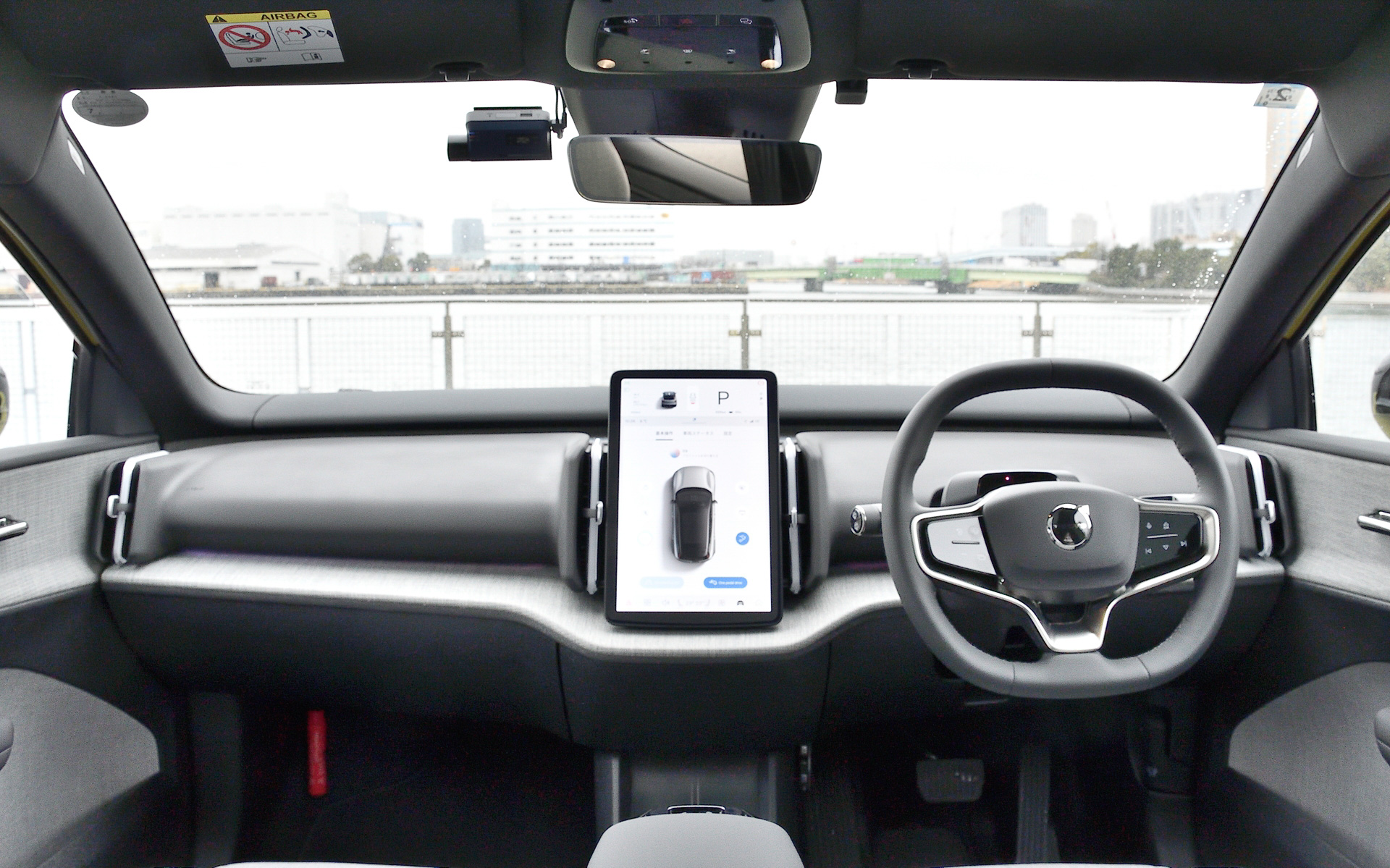 集約化を徹底したというインテリアでは配線や素材の量を減らし、スピーカーをフロントガラスのすぐ下に配することなどでドアの収納スペースを大幅に増やすことを可能にした。ダッシュボードの中央に配置された12.3インチのセンタースクリーンは、上部に速度や充電量などの運転に関する情報を表示し、ナビゲーションやメディアなどの機能は下部に配置することで使いやすさを追求したという