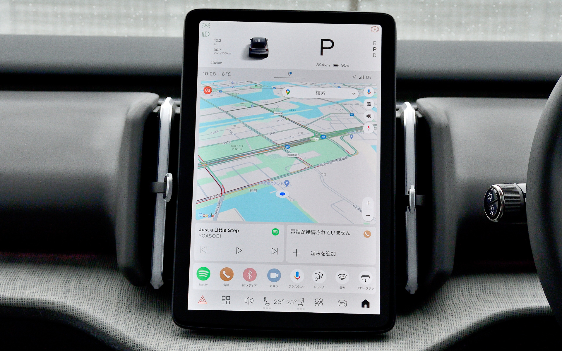 集約化を徹底したというインテリアでは配線や素材の量を減らし、スピーカーをフロントガラスのすぐ下に配することなどでドアの収納スペースを大幅に増やすことを可能にした。ダッシュボードの中央に配置された12.3インチのセンタースクリーンは、上部に速度や充電量などの運転に関する情報を表示し、ナビゲーションやメディアなどの機能は下部に配置することで使いやすさを追求したという