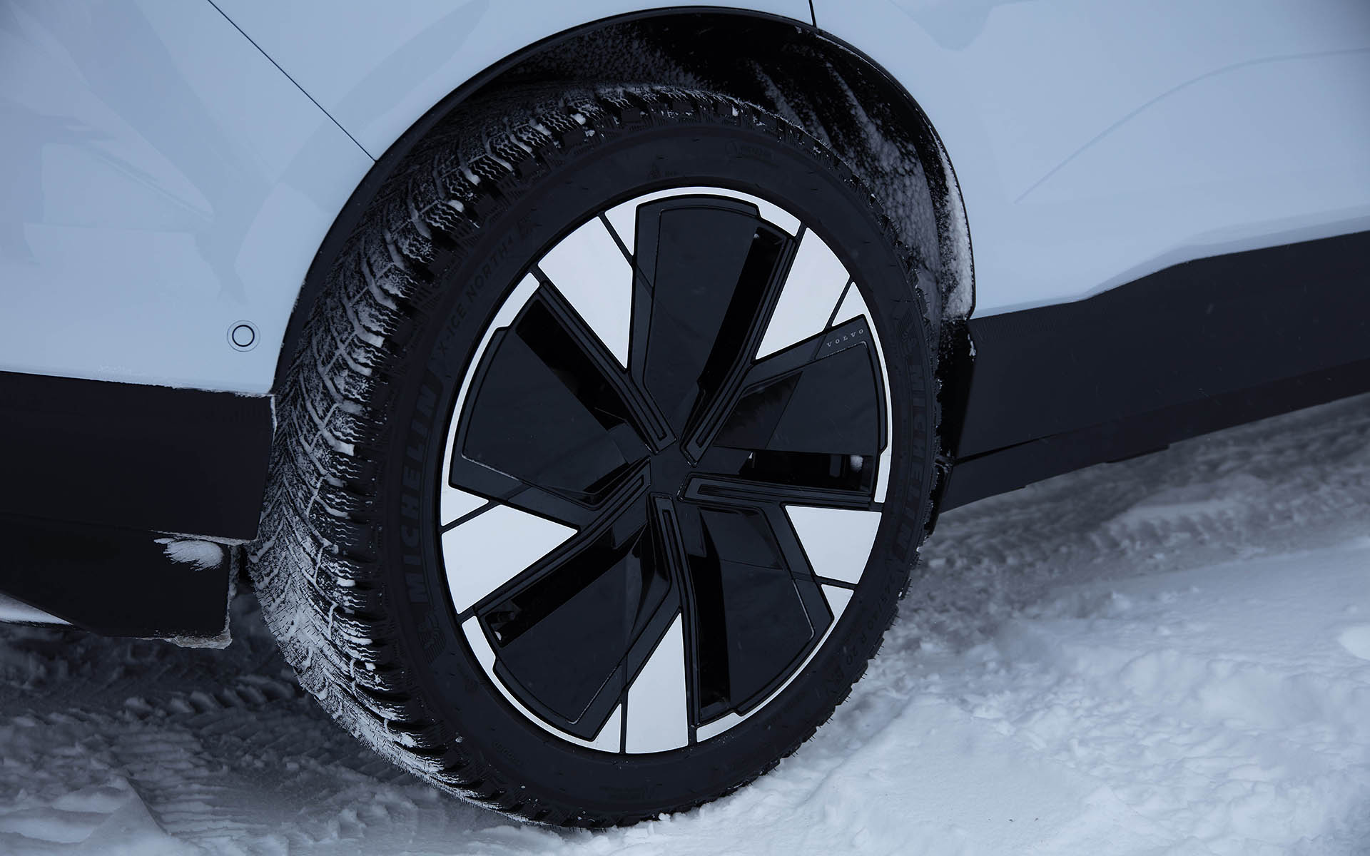 スウェーデンの氷上で乗ったのは日本では2023年11月に発売された「EX30」（559万円）。ミシュラン製のスパイクタイヤ「X-ICE North 4」を履いての試乗となった