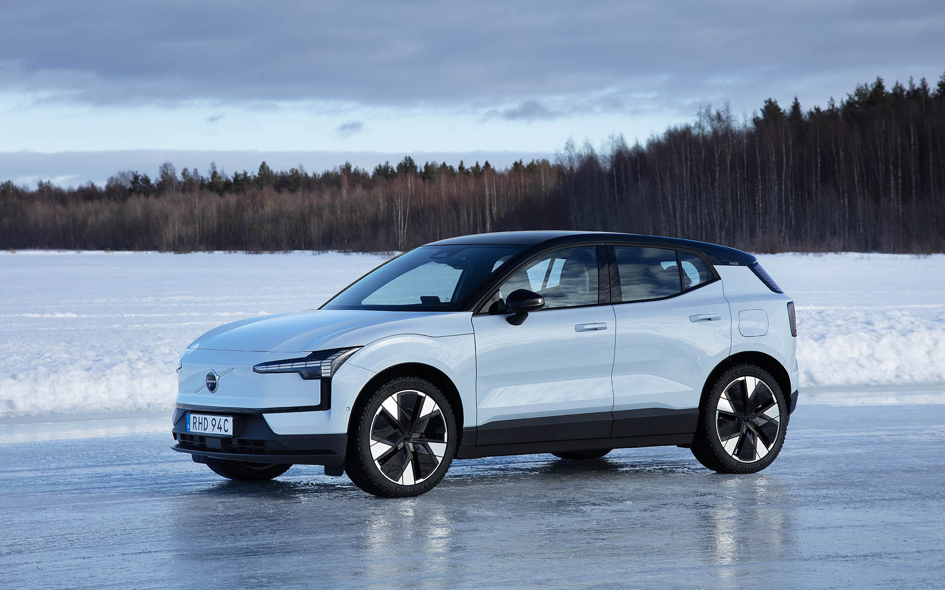 スウェーデンの氷上で乗ったのは日本では2023年11月に発売された「EX30」（559万円）。ミシュラン製のスパイクタイヤ「X-ICE North 4」を履いての試乗となった