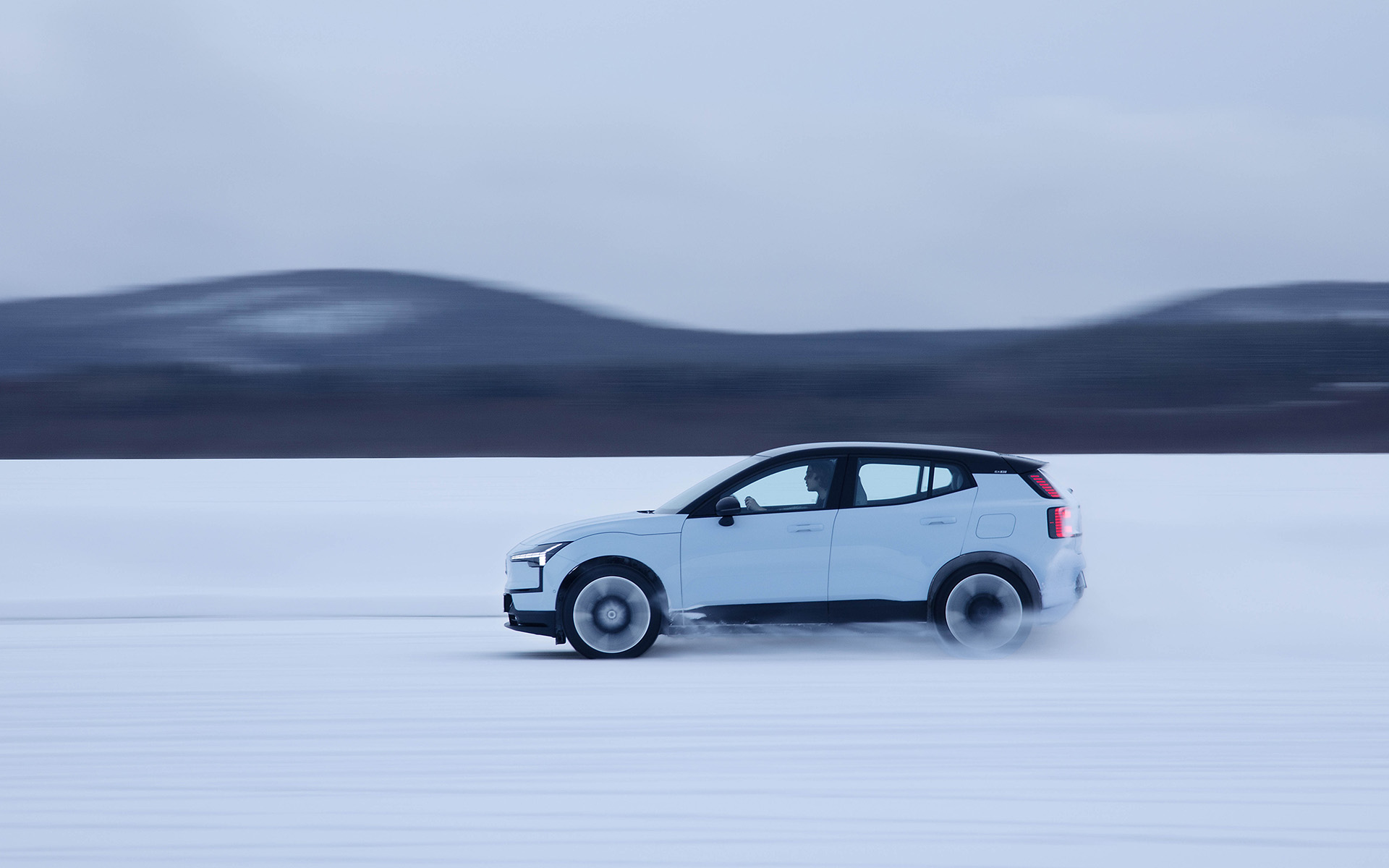 ボルボの新型バッテリEV「EX30」の性能を氷上で試した