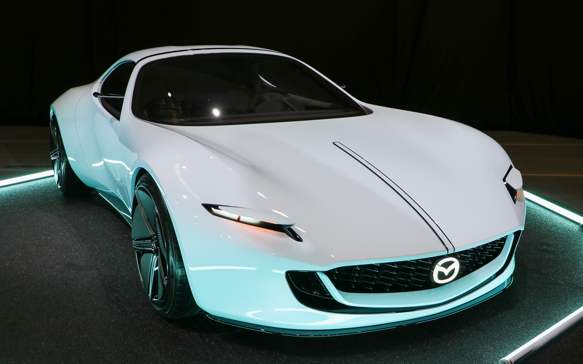 会場に展示されていたアイコニック SP（ホワイト）