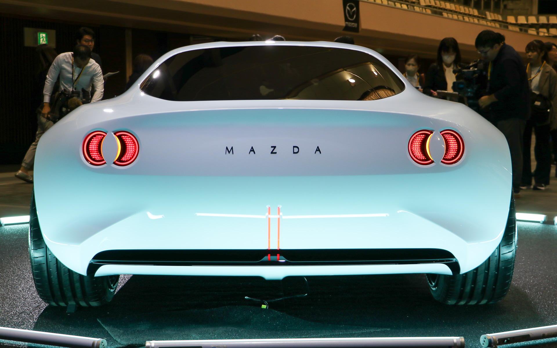 会場に展示されていたアイコニック SP（ホワイト）