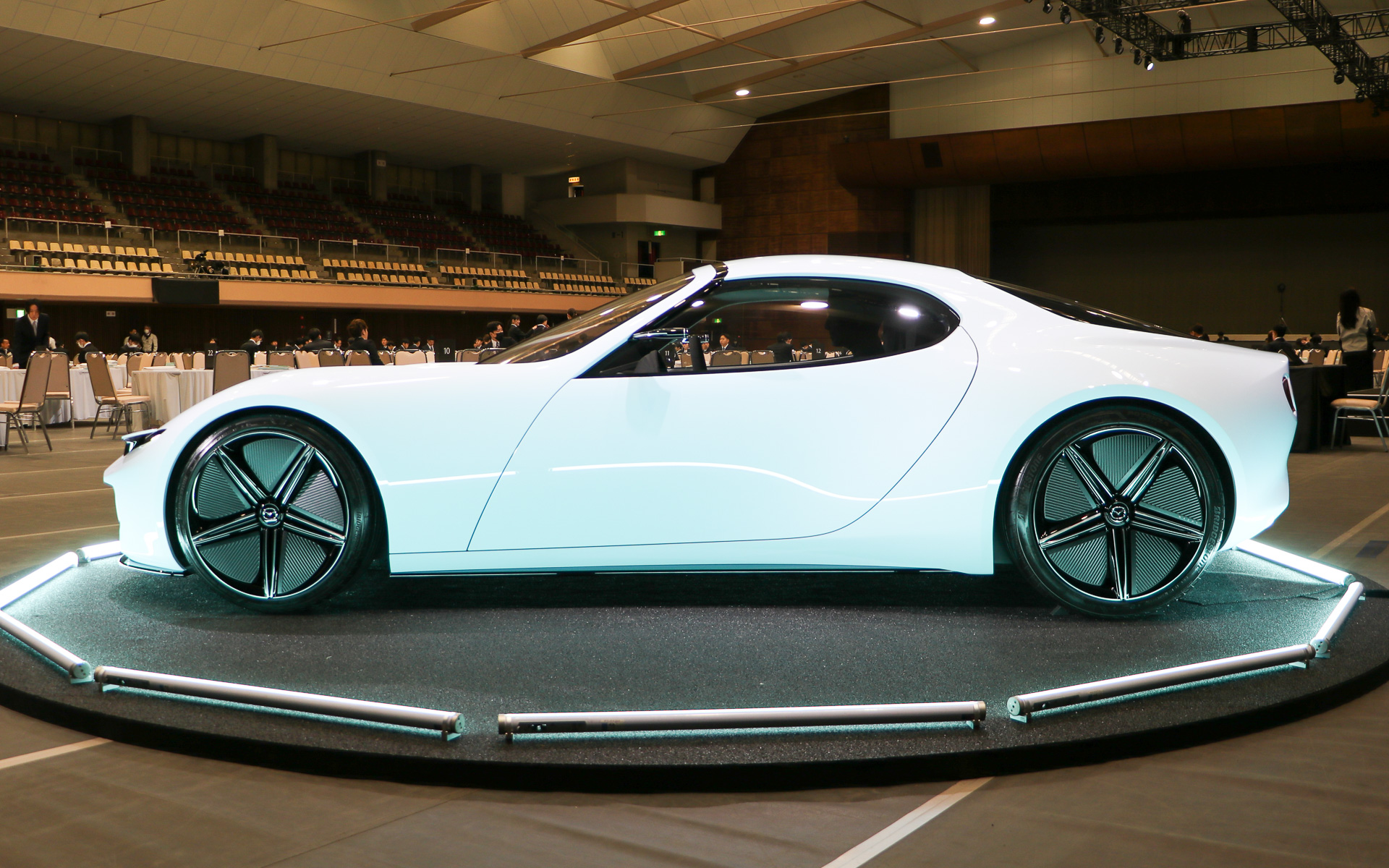 会場に展示されていたアイコニック SP（ホワイト）