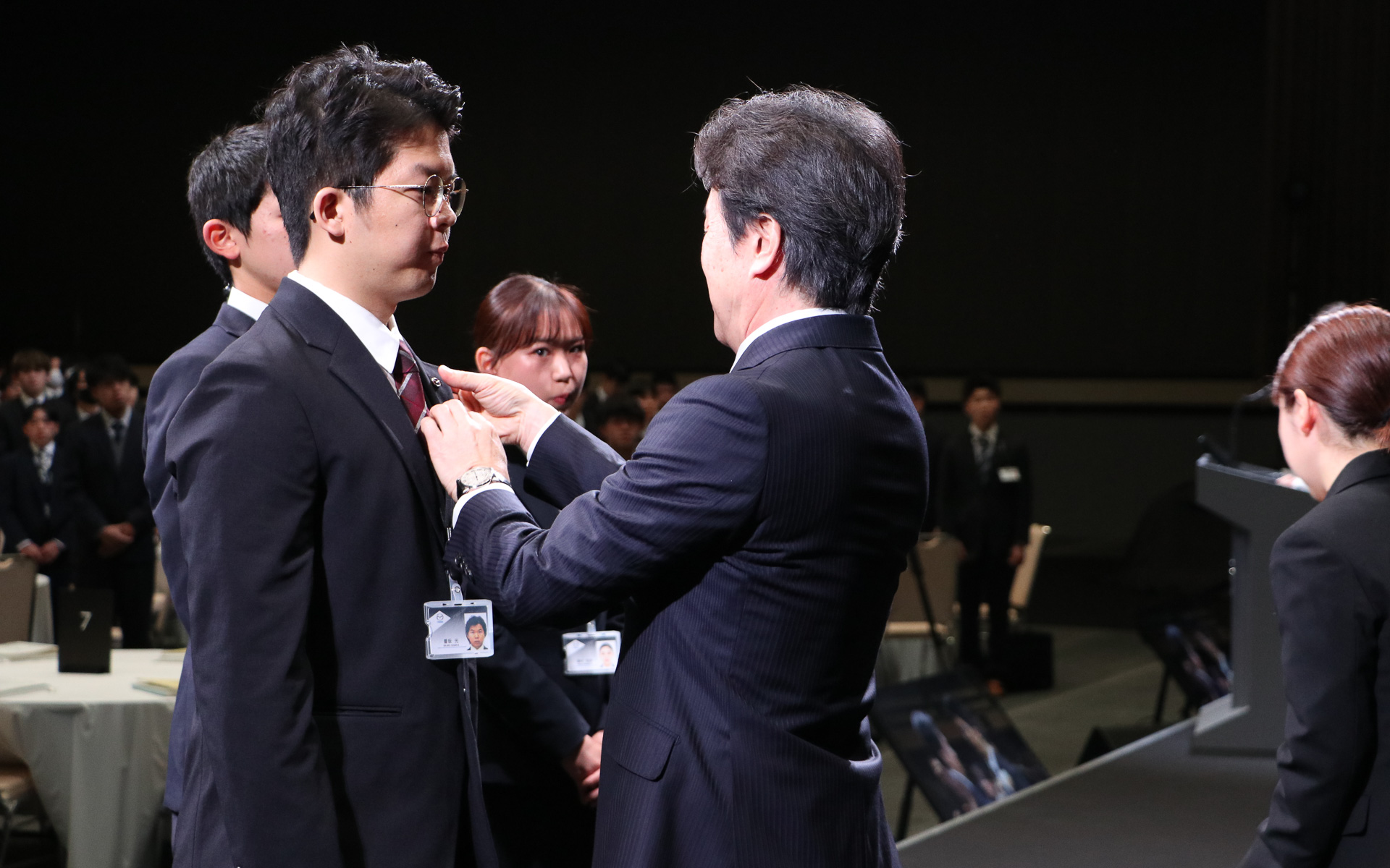 毛籠社長による社章の付与