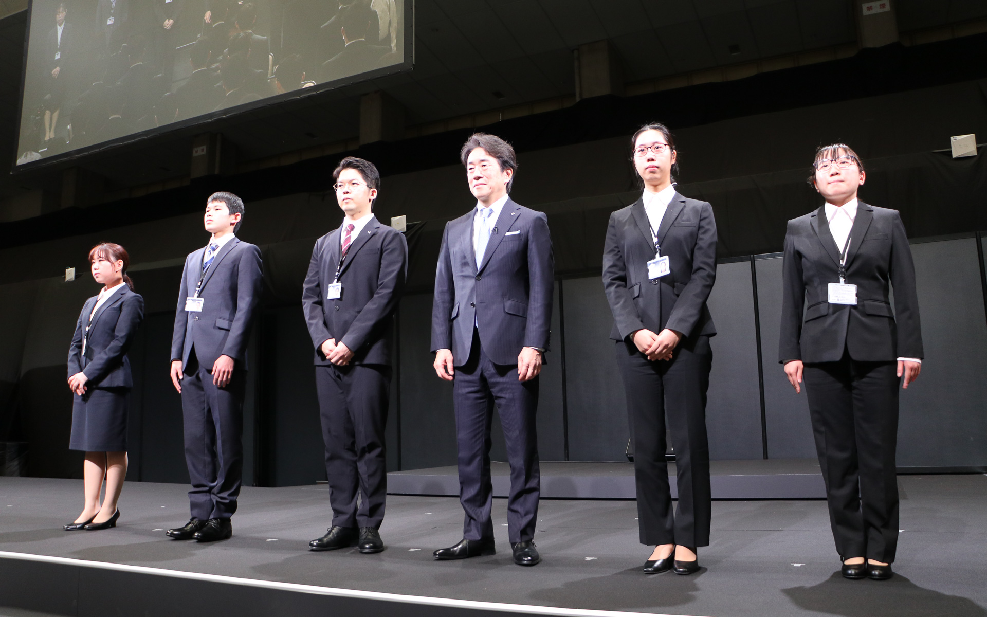 毛籠社長と代表新入社員5名