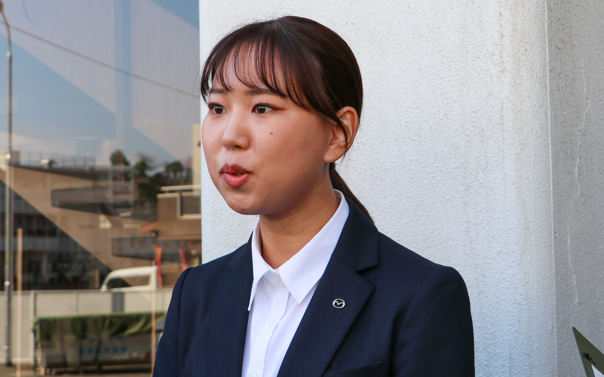 事務系で入社した澤村知紗さん。2000年生まれの24歳。広島県広島市出身で幼いころからマツダには慣れ親しんでいたという