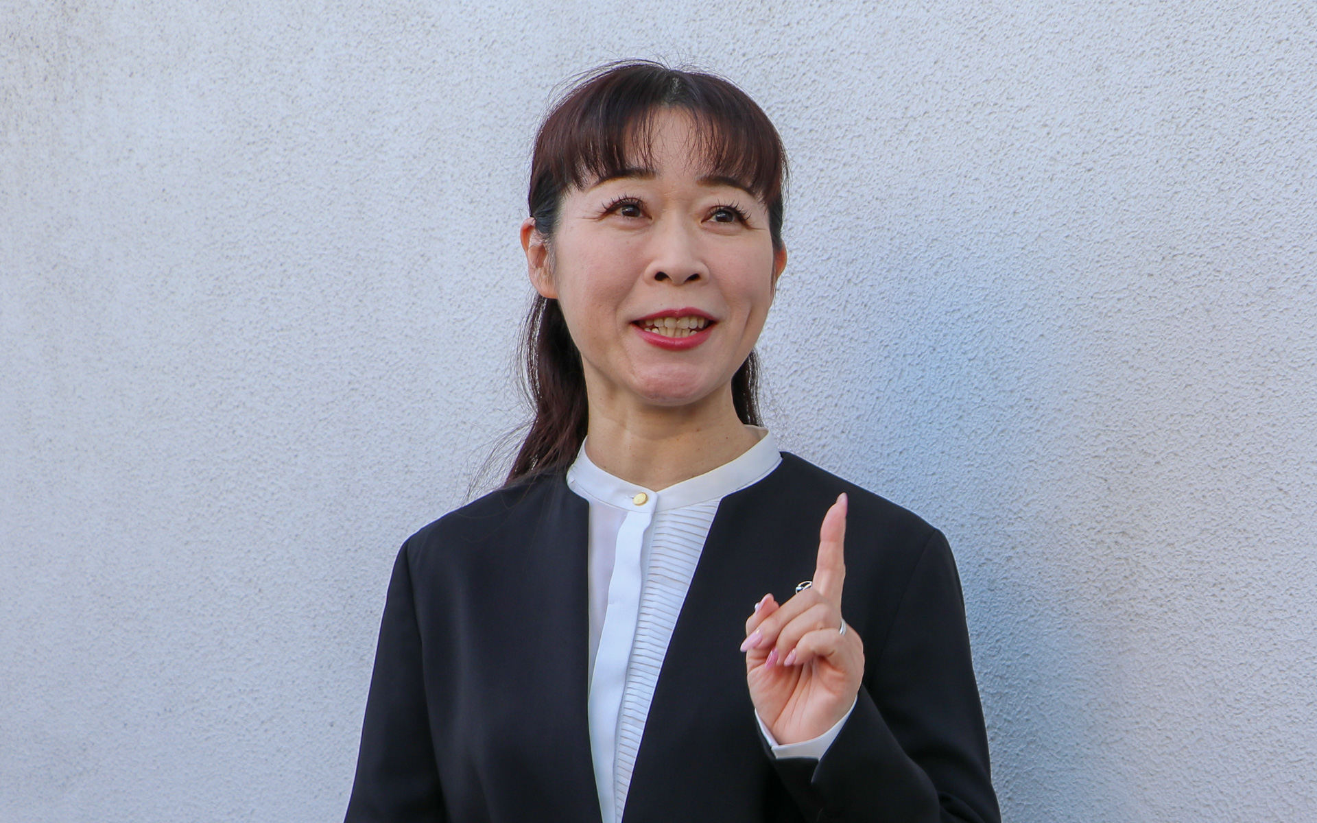 執行役員 グローバル人事・安全・病院担当 竹内都美子氏。2024年の新入社員の採用傾向については、「カーボンニュートラルの実現や電動化を見据えて、生産技能系や技術系は高校、専門、大学など幅広く採用している」と語る