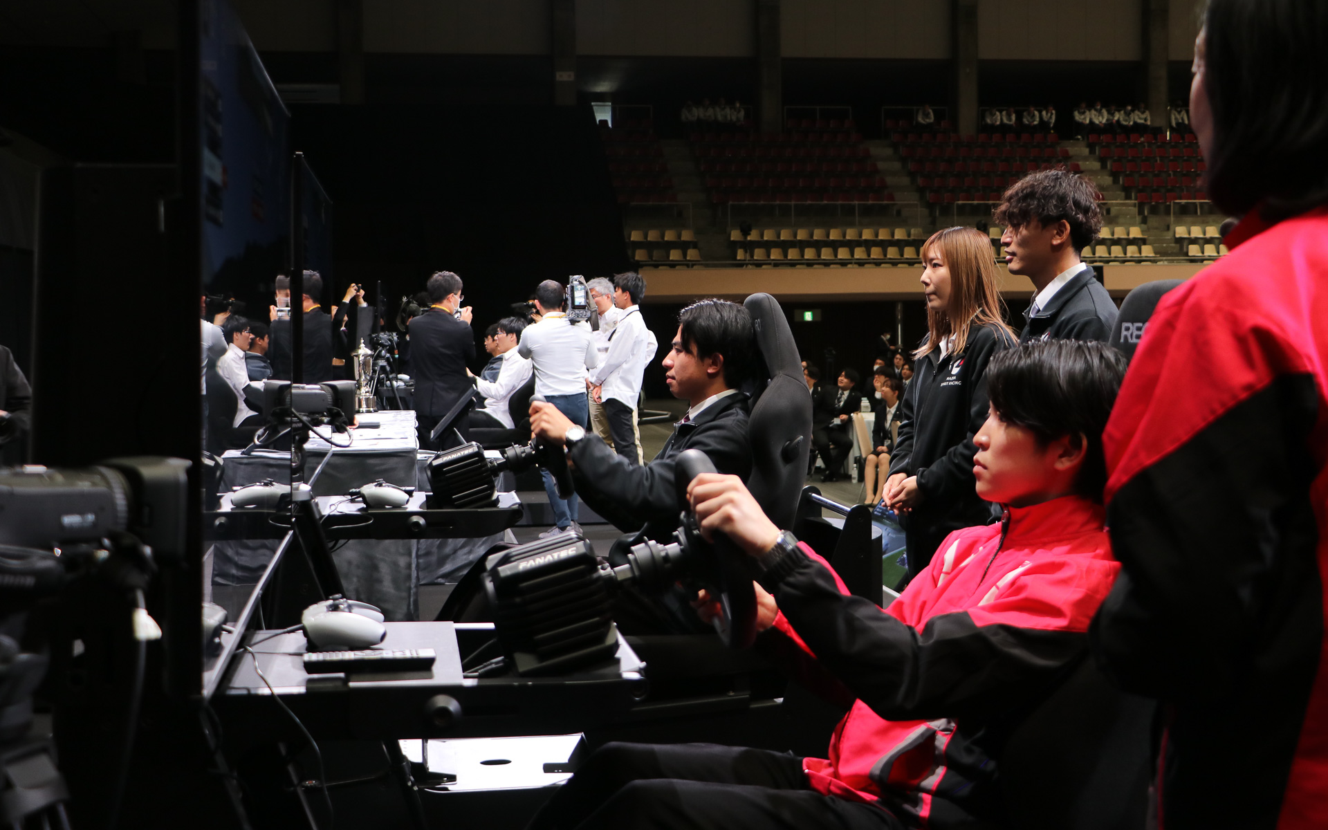 マツダのボディカラーにちなんだ「SOUL RED」「RHODIUM WHITE」「JET BLACK」「MACHINE GRAY」の4チームでのバトル