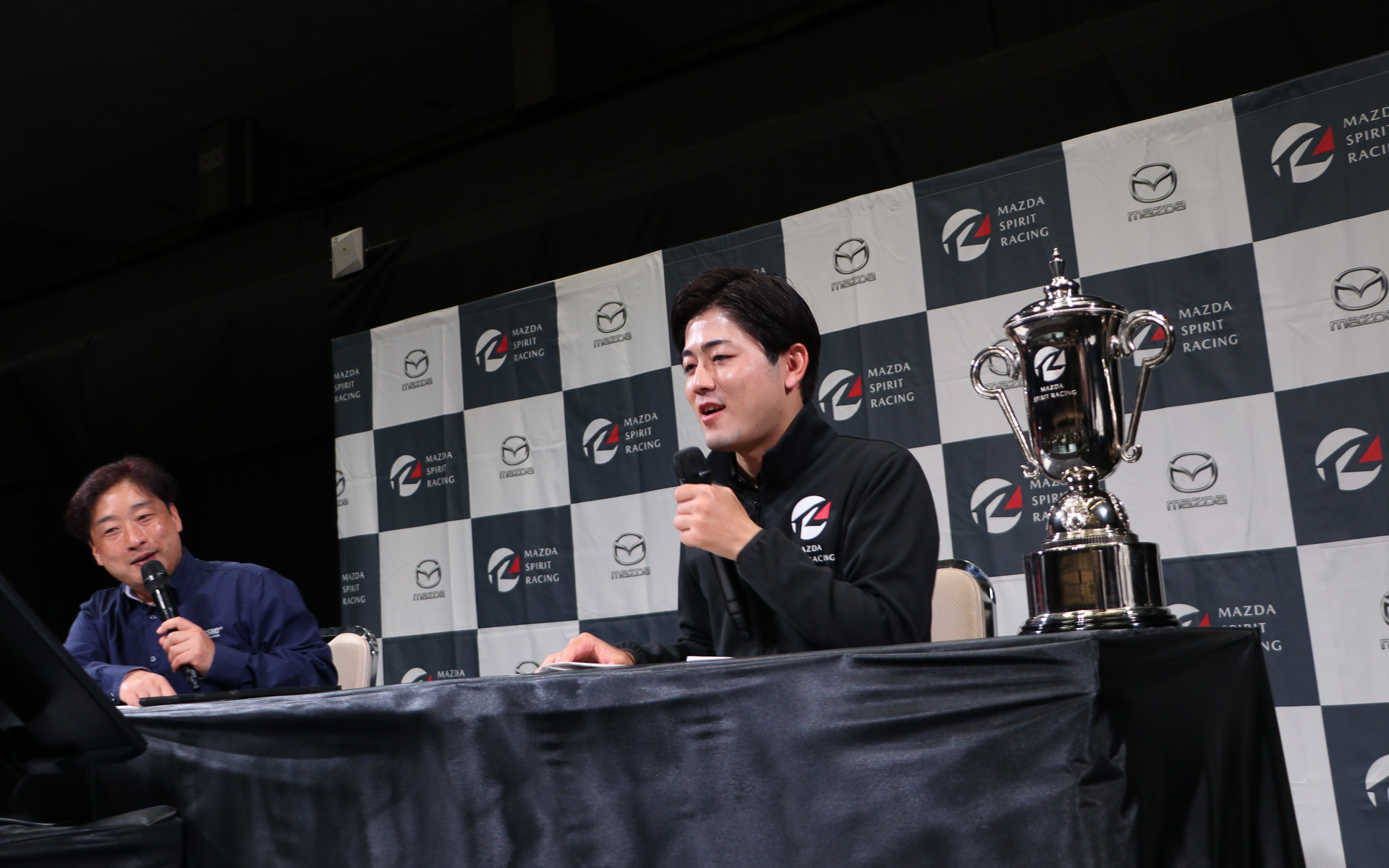 本格的なe-Sportsイベント同様に司会と、実況には、マツダのブランド体験推進本部 ブランド体験ビジネス企画部 モータースポーツ体験グループ アシスタントマネージャーの油目雅史氏も入って会場は大盛り上がり