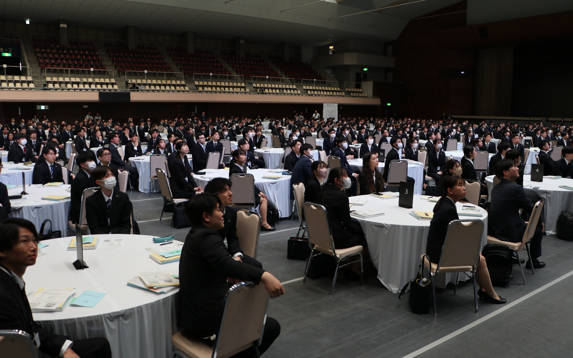 自分たちが予想したチームの順位を見守る新入社員のみなさん