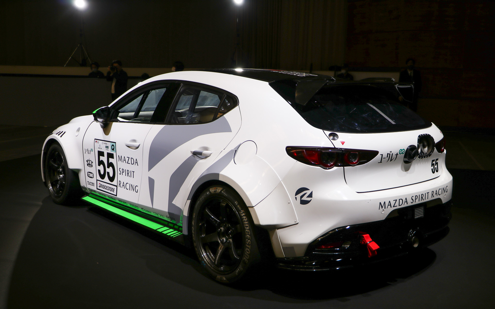 会場にはe-Sportsイベントの予選に使用した「MAZDA SPIRIT RACING MAZDA3 Bio concept」の実車を展示。なんと前日にスポーツランド菅生（宮城県柴田郡）で行なわれてたS耐テストから、入社式のために急いで運んできたという