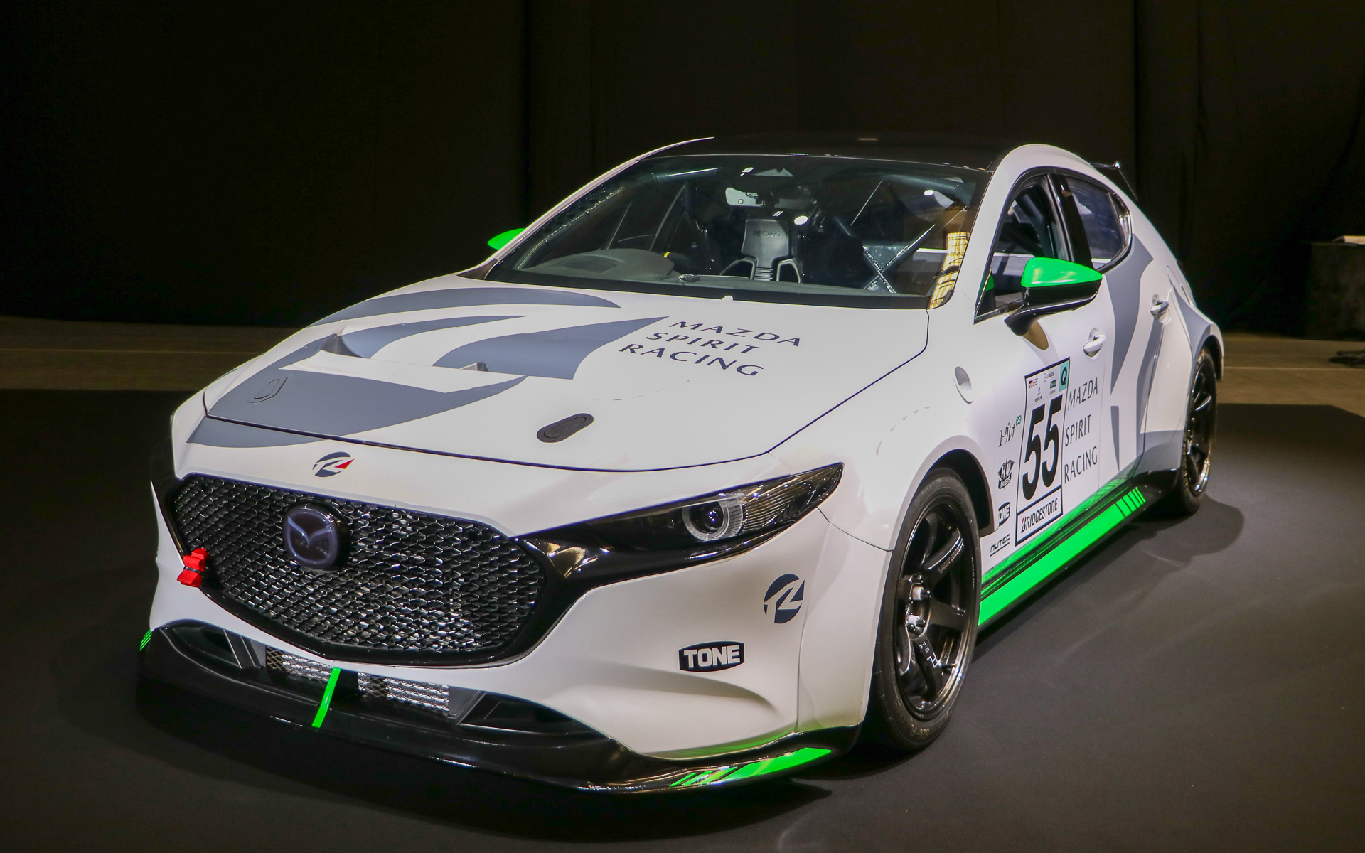 会場にはe-Sportsイベントの予選に使用した「MAZDA SPIRIT RACING MAZDA3 Bio concept」の実車を展示。なんと前日にスポーツランド菅生（宮城県柴田郡）で行なわれてたS耐テストから、入社式のために急いで運んできたという