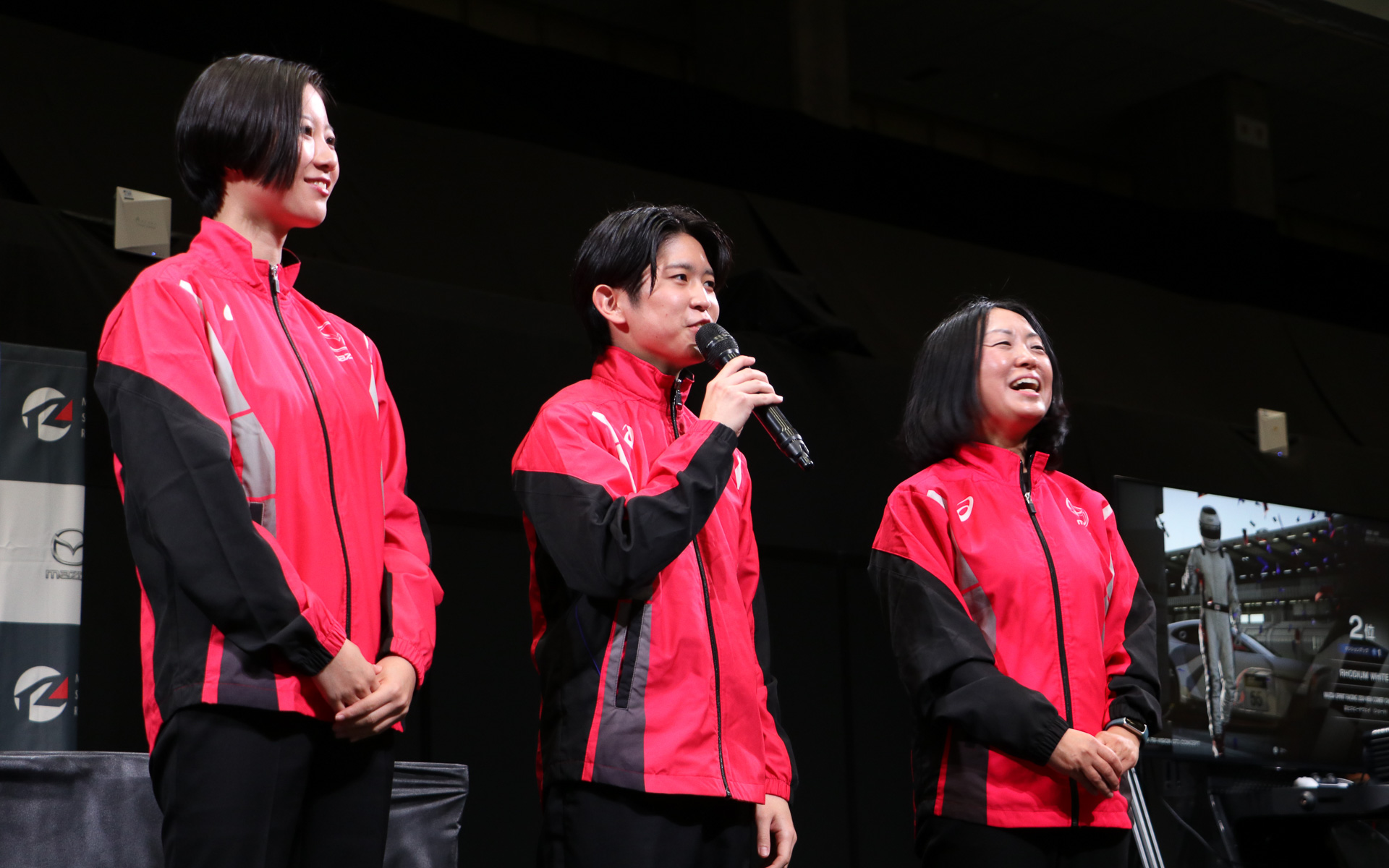 優勝した「SOUL RED」チームには、e-Sports大会で実際に手渡されるという本物と同じトロフィーが授与された