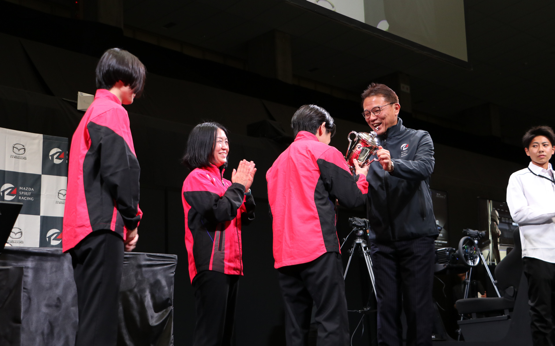 優勝した「SOUL RED」チームには、e-Sports大会で実際に手渡されるという本物と同じトロフィーが授与された