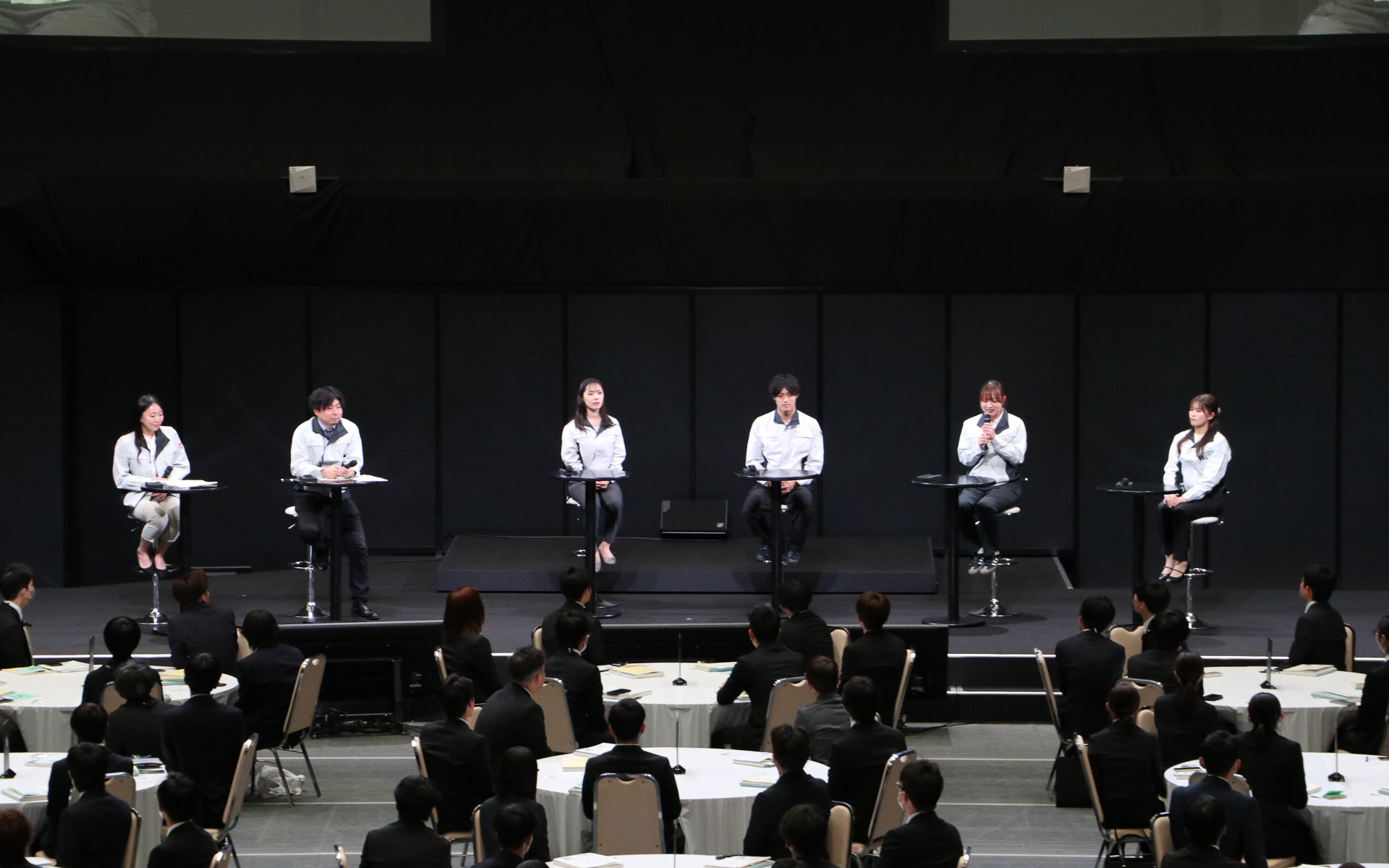 後半のトークセッションでは、司会進行の2名のほか、ブランド体験推進本部の濱田詩織氏、電動化事業化本部の山口寛世氏、防府工場車体課の若松屋美緒氏、マツダ病院看護部の折戸春菜氏の4名が、先輩社員の代表として登壇した