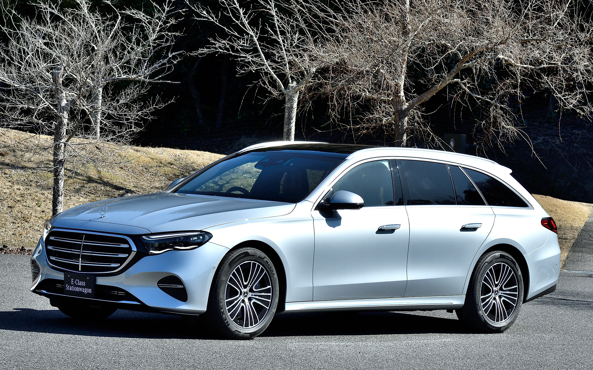 撮影車はISG搭載モデルの「E 300 ステーションワゴン エクスクルーシブ」(1139万円)。新型Eクラスでは長いボンネットと少し後退した位置にあるキャビンなどメルセデスのセダンらしさを維持しつつ、光るフロントグリル(オプション)やスリーポインテッドスターの形状を模した三角形のテールランプ、触れると出てくる格納式のドアノブなど新しいギミックも盛り込まれた。またE 300 ステーションワゴン エクスクルーシブでは新型Eクラスで唯一ボンネットのスリーポインテッドスターマスコットと3本のルーバーを備えたラジエーターグリルを組み合わせる専用フロントデザインを採用。E 300 ステーションワゴン エクスクルーシブのボディサイズは4960×1880×1480mm(全長×全幅×全高)、ホイールベースは2960mm