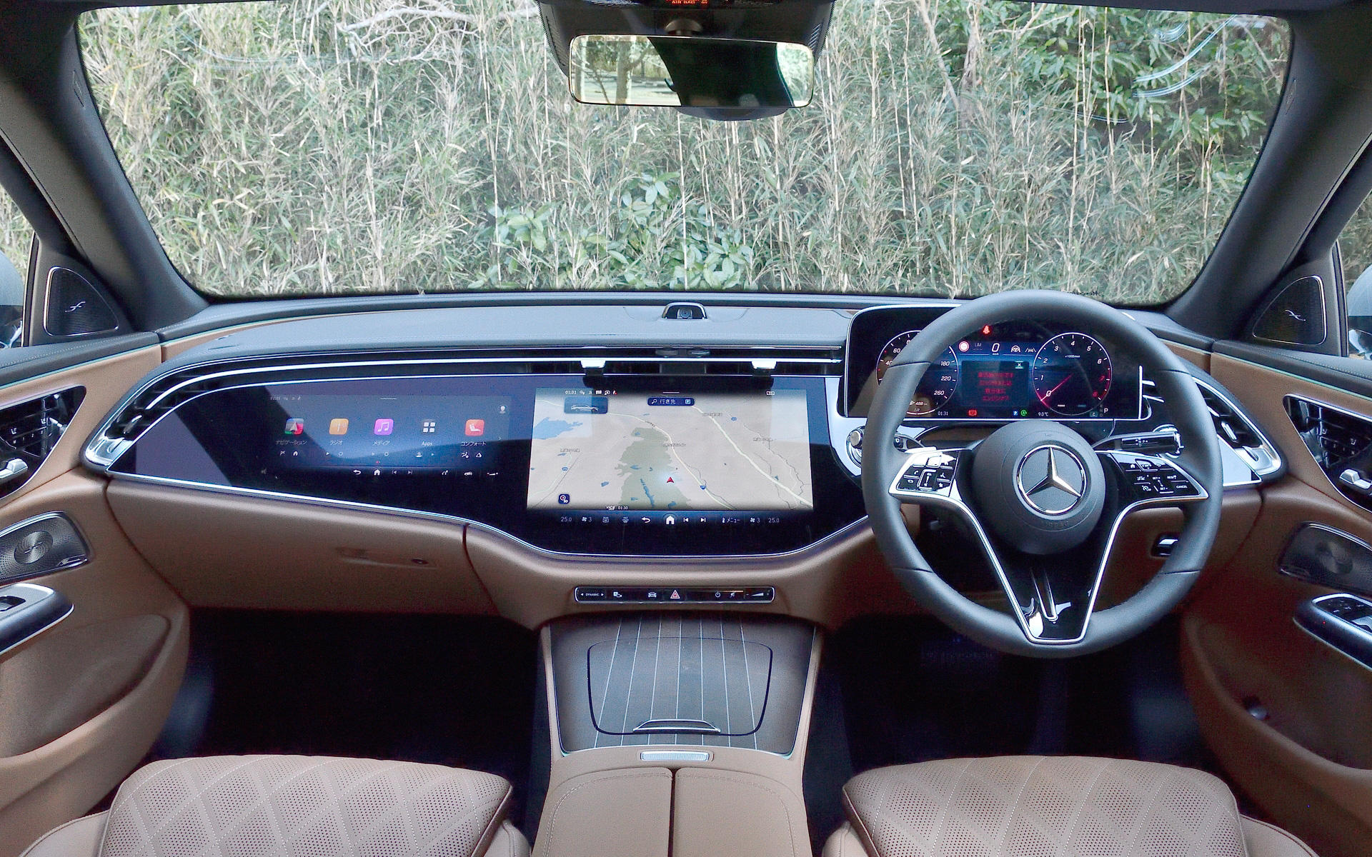 インテリアでは「MBUXスーパースクリーン」が新採用されており、「EQS」などで採用される1枚ガラスでダッシュボード全体を覆う「MBUXハイパースクリーン」とは異なり、コクピットメーター用の独立したデジタルモニターと助手席から中央まで覆う大型パネルの組み合わせになる