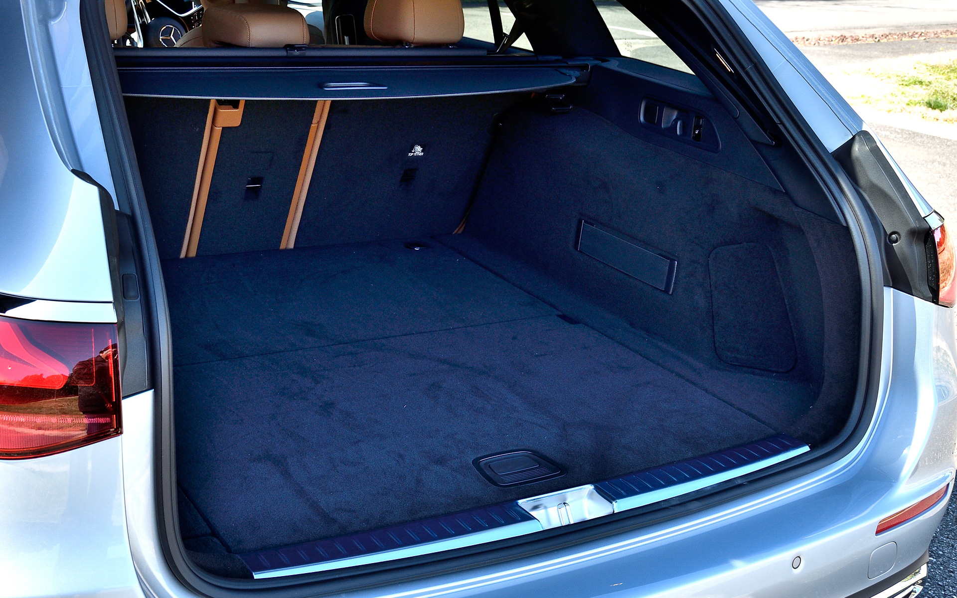 インテリアでは「MBUXスーパースクリーン」が新採用されており、「EQS」などで採用される1枚ガラスでダッシュボード全体を覆う「MBUXハイパースクリーン」とは異なり、コクピットメーター用の独立したデジタルモニターと助手席から中央まで覆う大型パネルの組み合わせになる