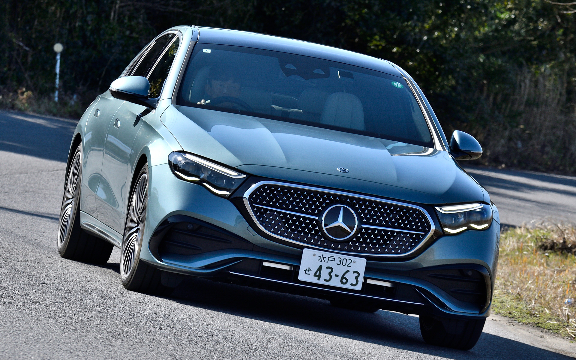 セダンのみに展開されるPHEVの「E 350 e スポーツ Edition Star」（988万円）。204PS/320Nmの直列4気筒2.0リッターターボエンジンに129PS/440Nmのモーターを組み合わせ、WLTCモード燃費は12.6km/L。25.4kWhの自社開発高電圧バッテリを搭載し、最大約60kWまでの急速充電（CHAdeMO）に対応する