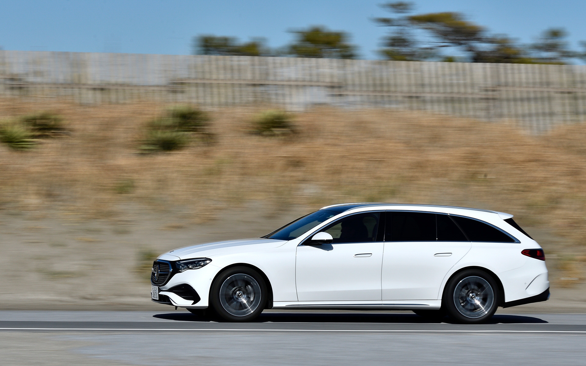 204PS/320Nmの直列4気筒2.0リッターガソリンターボエンジンに23PS/205Nmのモーターを組み合わせる「E 200 ステーションワゴン アヴァンギャルド」（ISG搭載モデル/928万円）