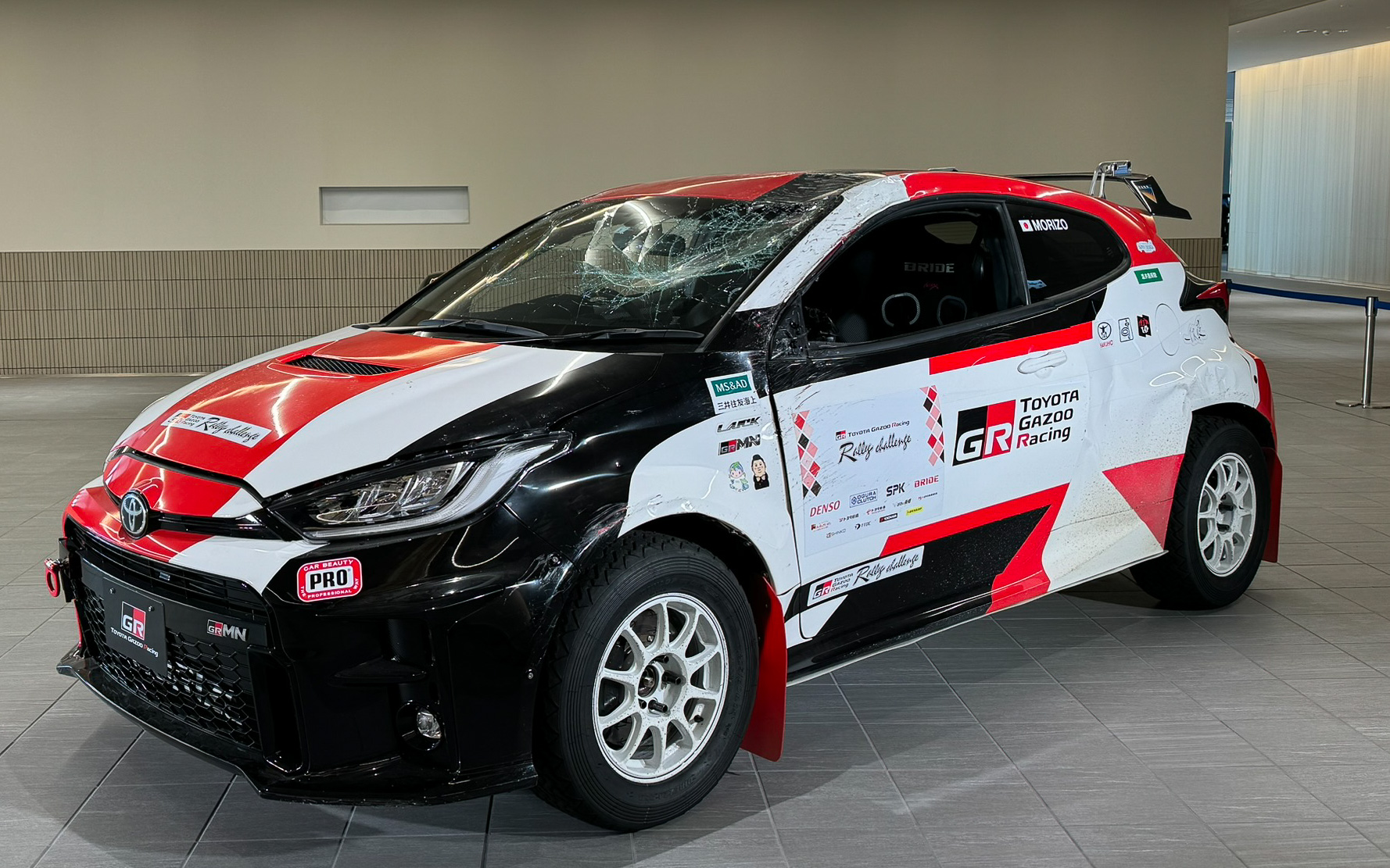 横転したGRヤリス