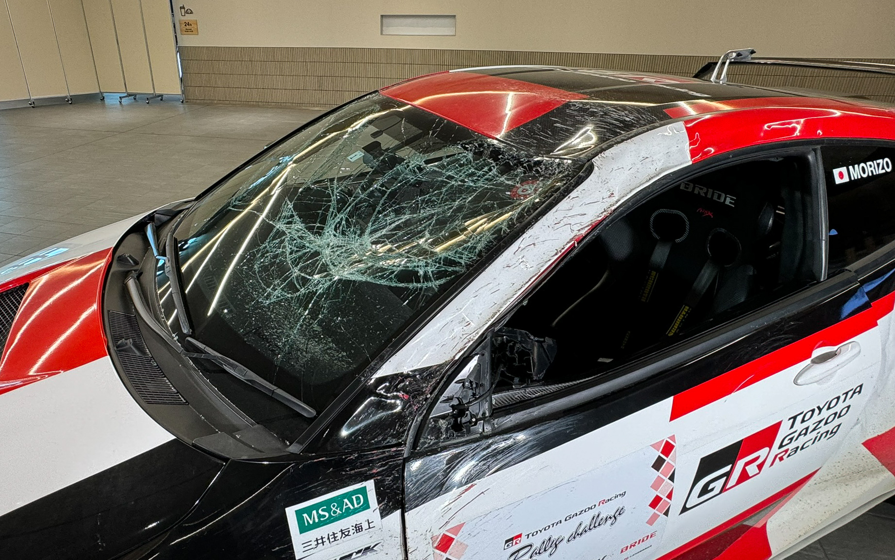 フロントウィンドウの壊れ具合