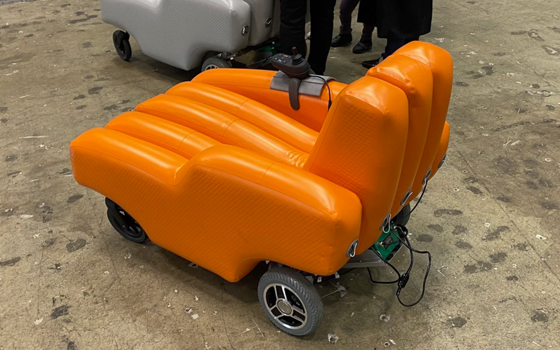 ZEV FUN ZONEではさまざまな次世代モビリティに試乗できるようになっており、私も初めて実物を見たのがこの「Poimo（ポイモ）」。動く椅子なんですが、空気圧で膨らむ風船構造になっていて、普段は小さく畳んでおけて、必要な時だけふくらまして使うという発想が素晴らしい！